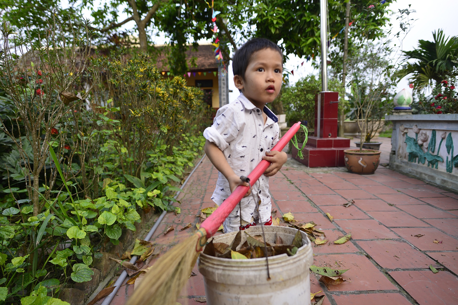 Ni su nuoi 6 tre nho trong ngoi chua cu ky anh 12