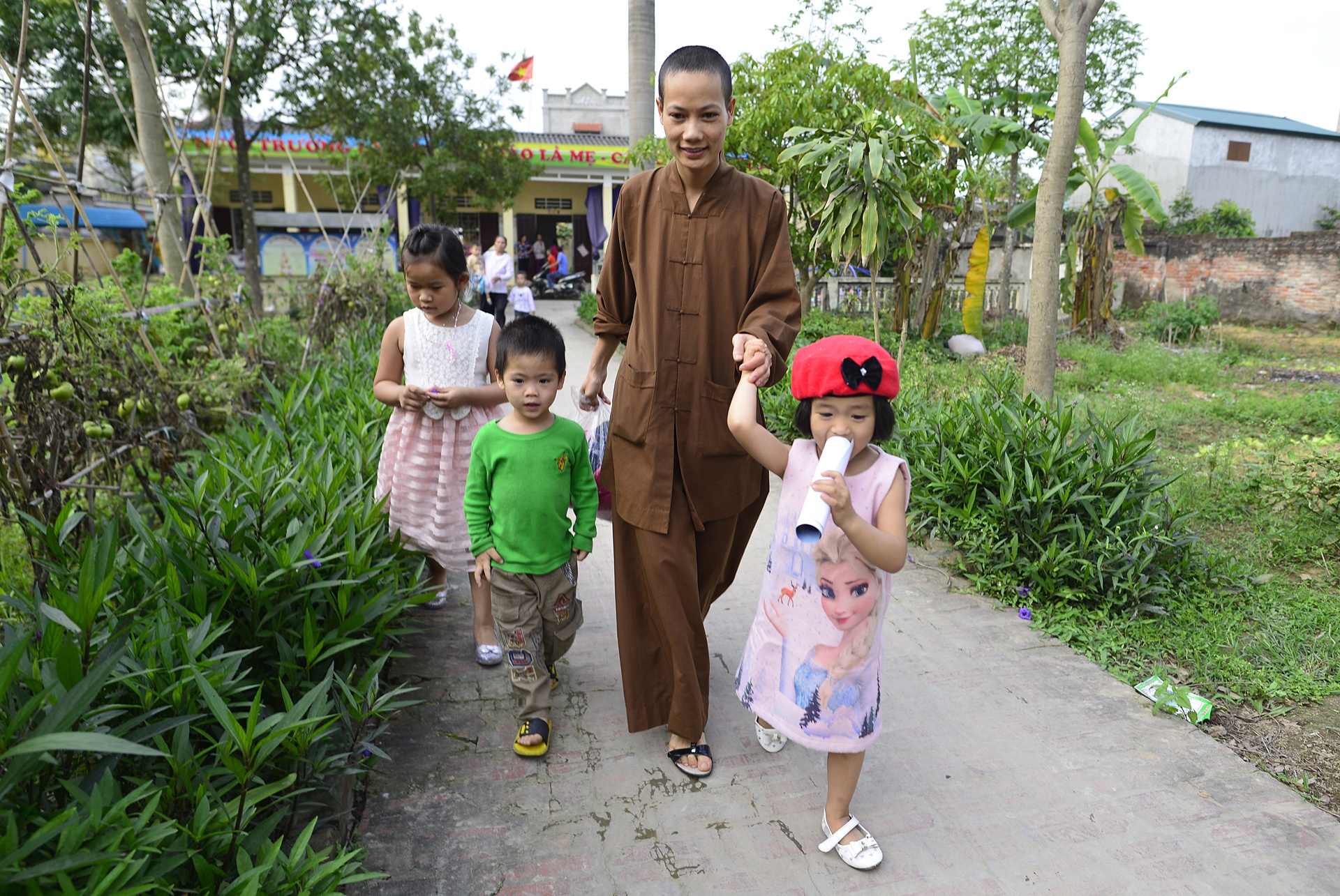 Ni su nuoi 6 tre nho trong ngoi chua cu ky anh 1