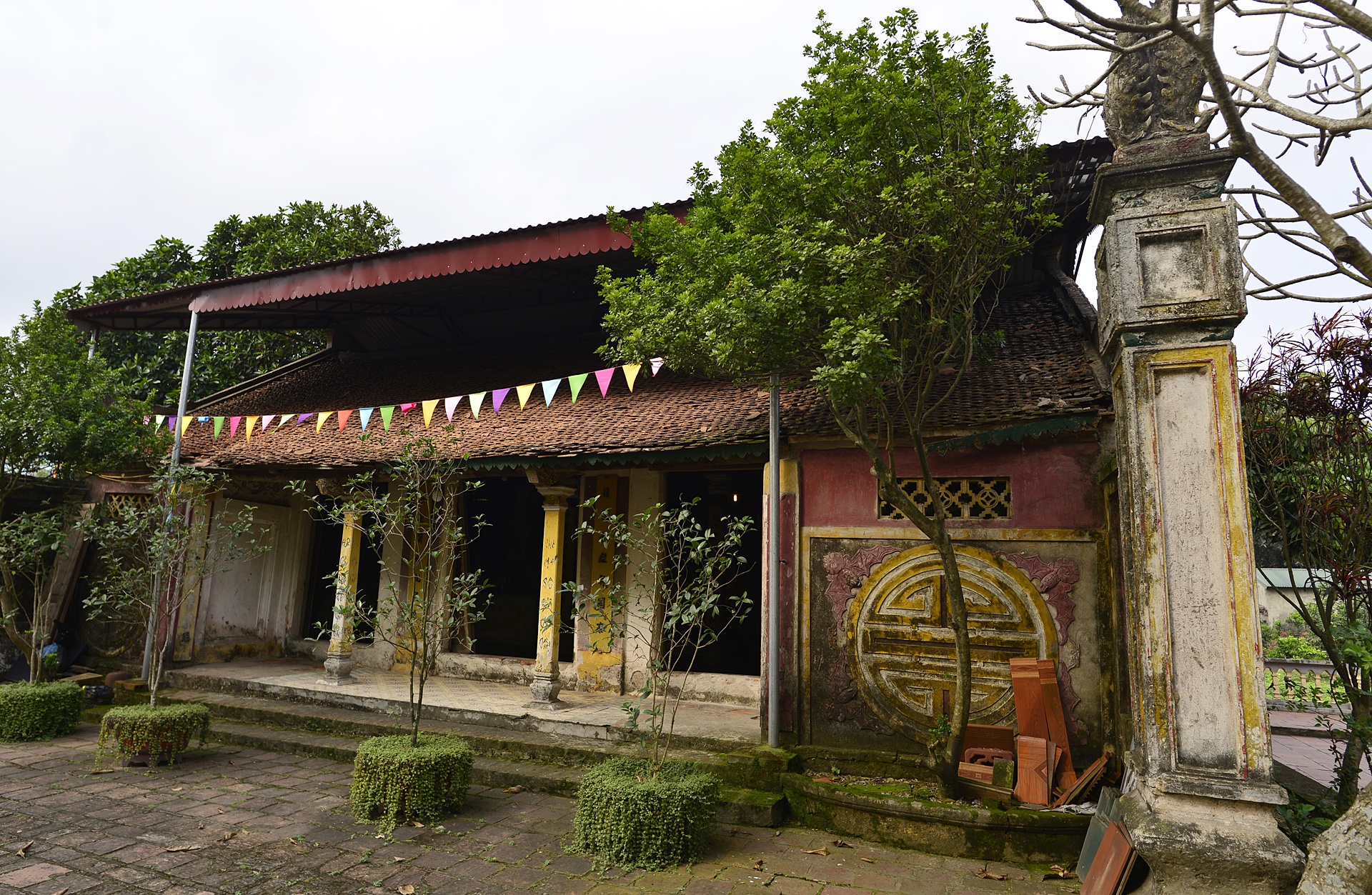 Ni su nuoi 6 tre nho trong ngoi chua cu ky anh 2