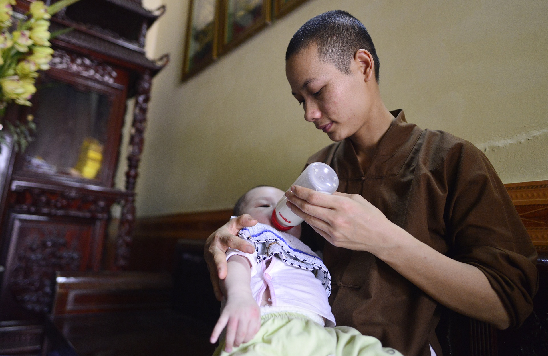 Ni su nuoi 6 tre nho trong ngoi chua cu ky anh 4