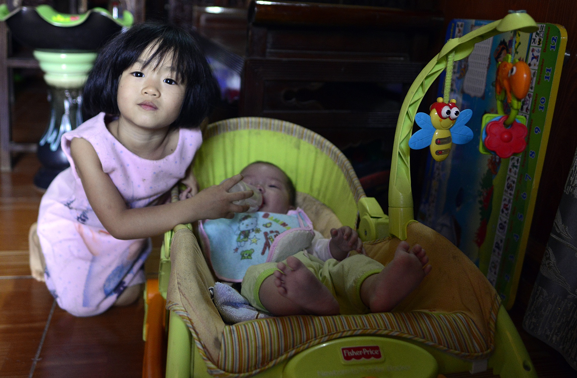 Ni su nuoi 6 tre nho trong ngoi chua cu ky anh 7