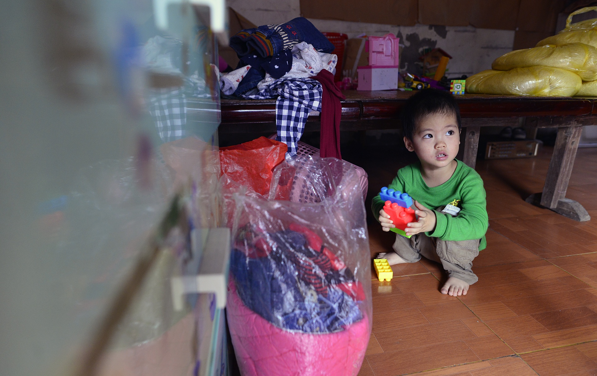 Ni su nuoi 6 tre nho trong ngoi chua cu ky anh 8