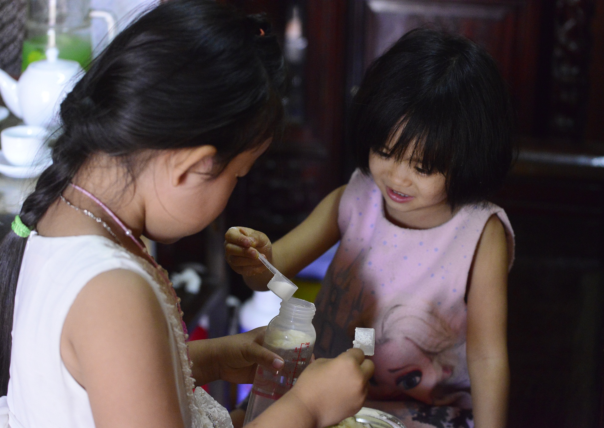 Ni su nuoi 6 tre nho trong ngoi chua cu ky anh 9