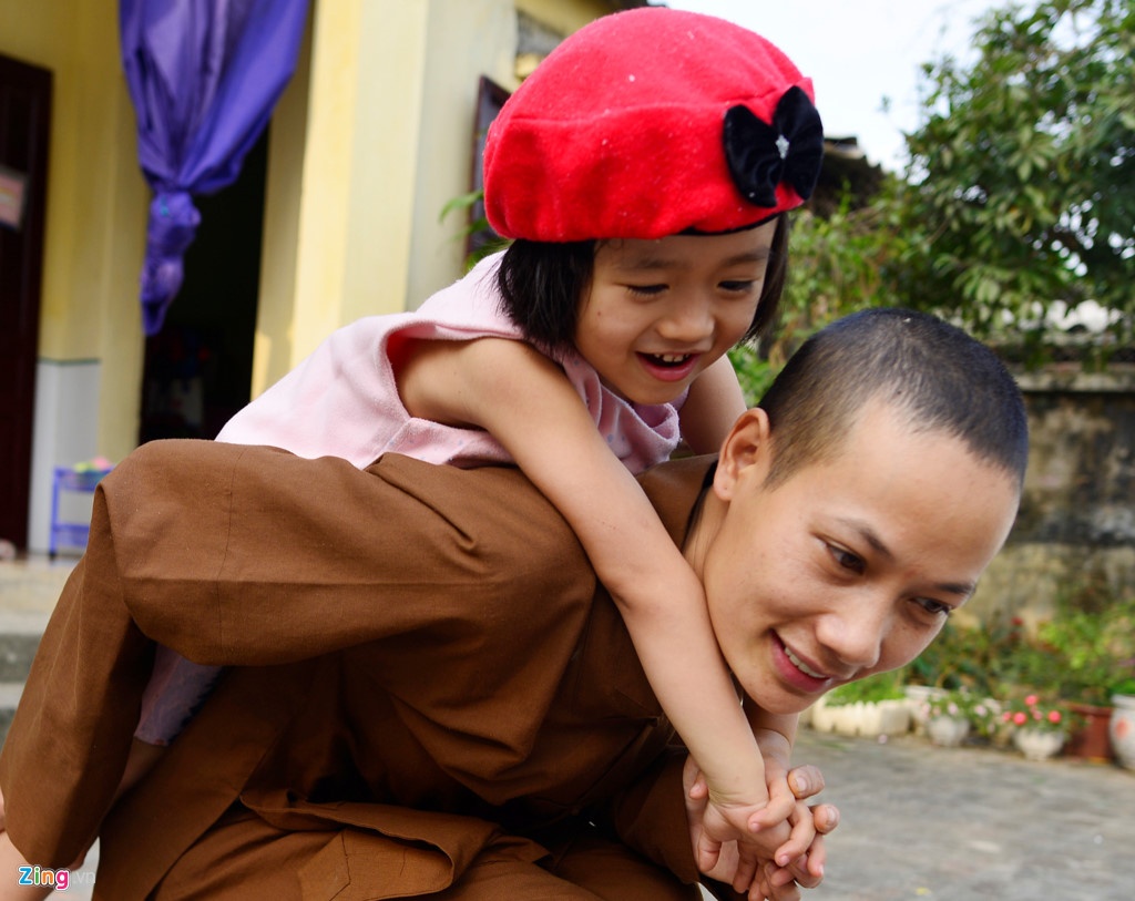 Nhung dua tre bi bo roi song tai chua Thai An hinh anh