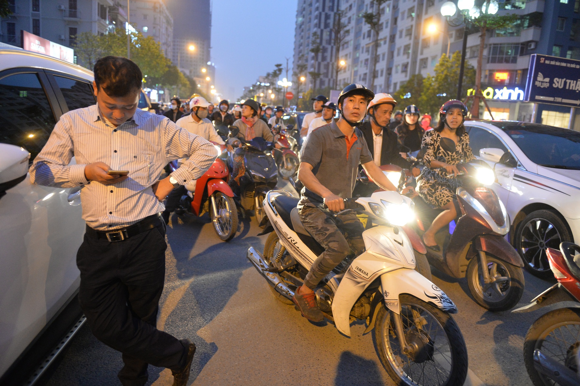 Oto khong vao duoc chung cu Home City do bi chan, ca tuyen pho un tac hinh anh