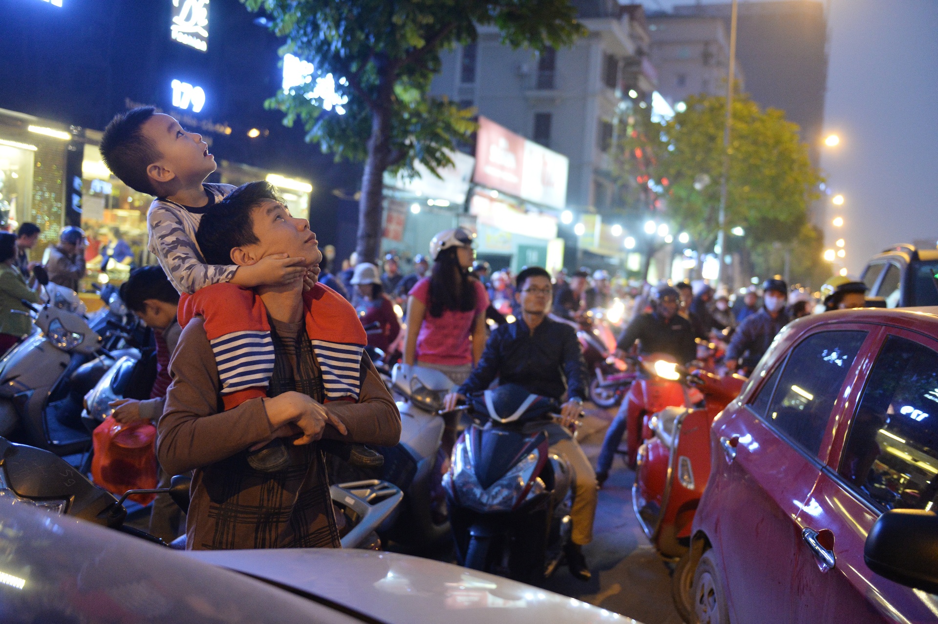 lum xum o home city,  home city trung kinh anh 9