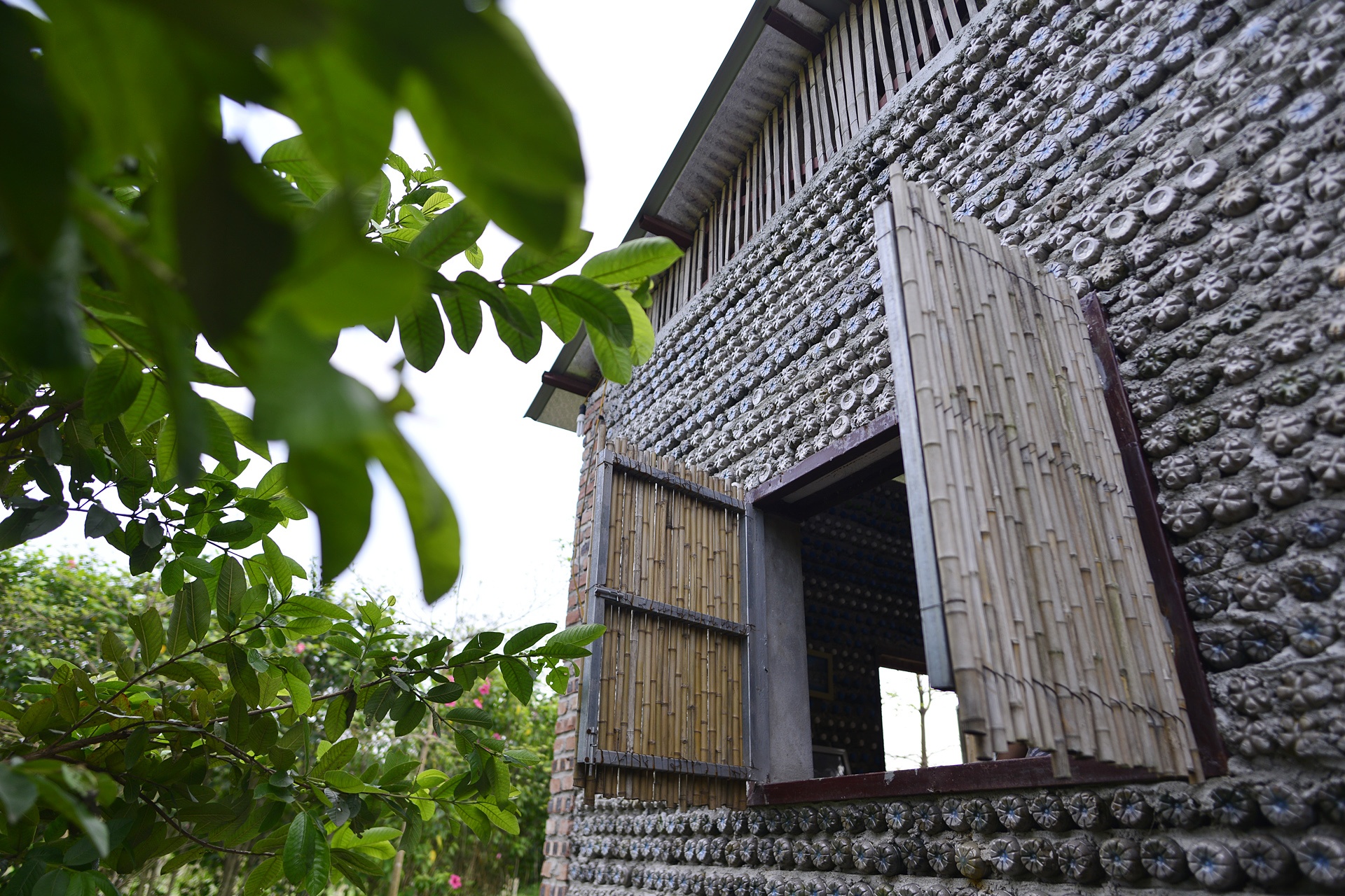 Ngoi nha lam tu chai nuoc o Ha Noi anh 12
