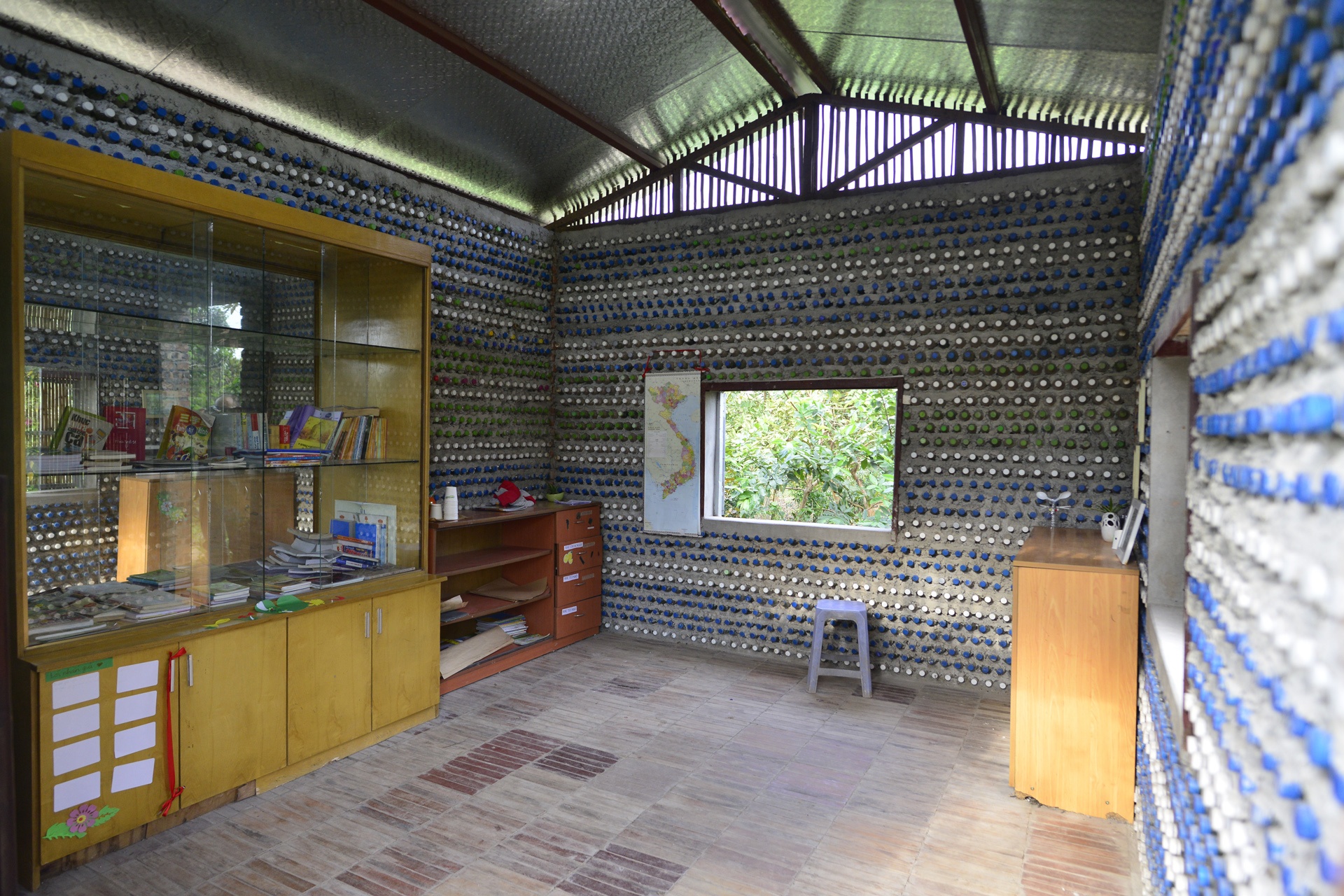 Ngoi nha lam tu chai nuoc o Ha Noi anh 2