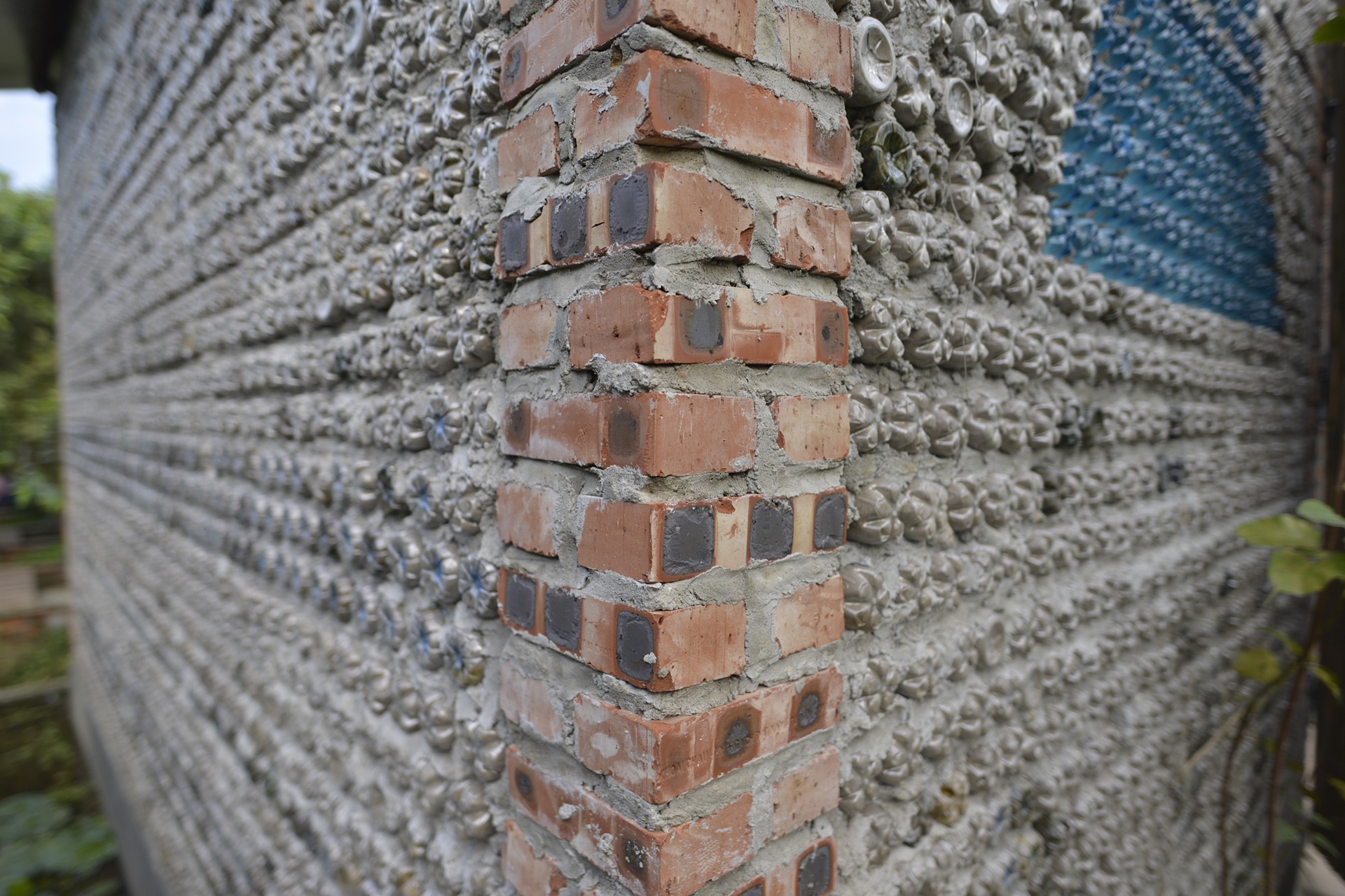 Ngoi nha lam tu chai nuoc o Ha Noi anh 4