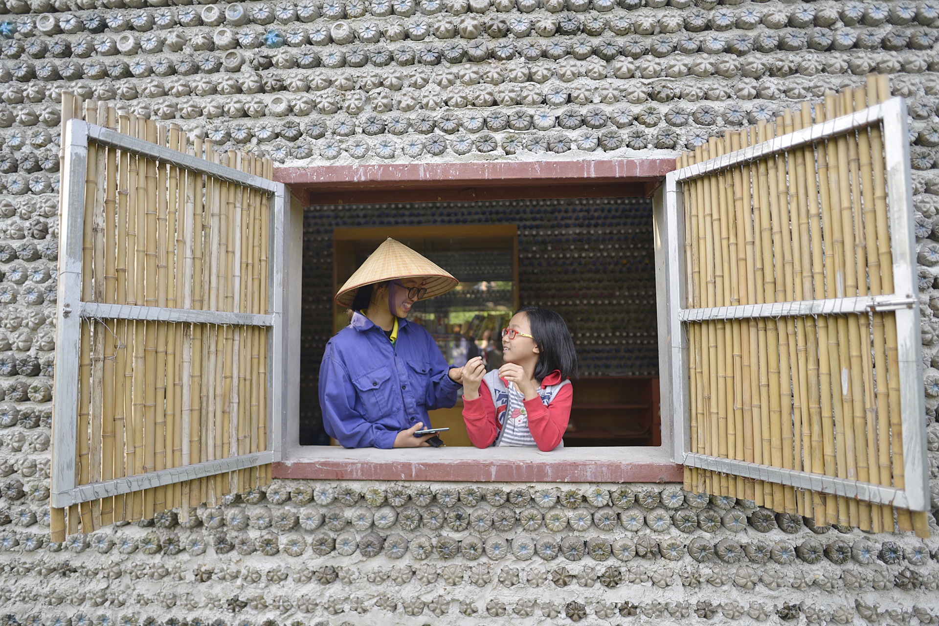 Ngoi nha ky la o Ha Noi duoc lam tu 8.800 vo chai nhua hinh anh
