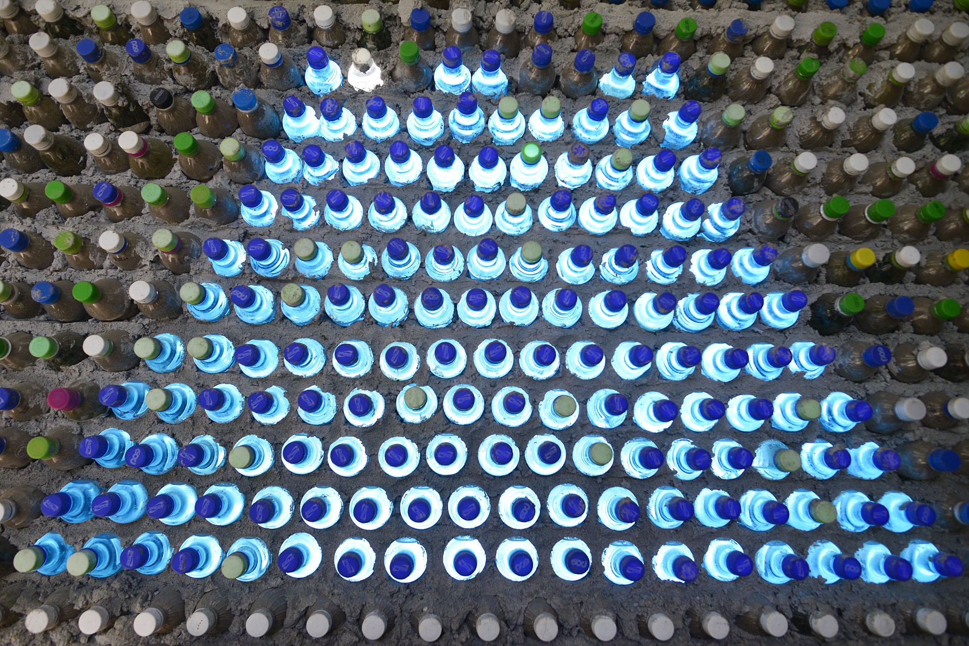 Ngoi nha lam tu chai nuoc o Ha Noi anh 8