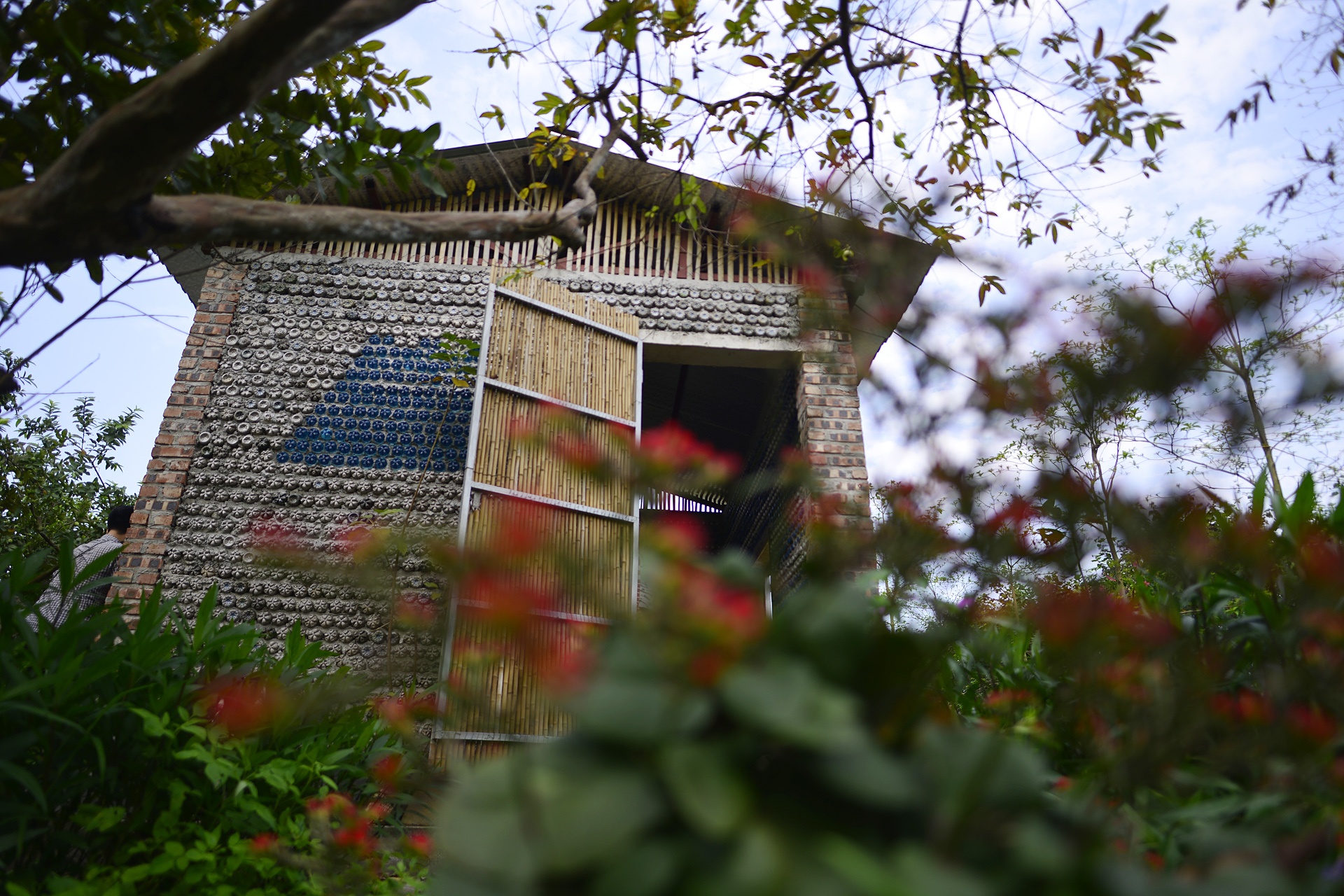 Ngoi nha lam tu chai nuoc o Ha Noi anh 9