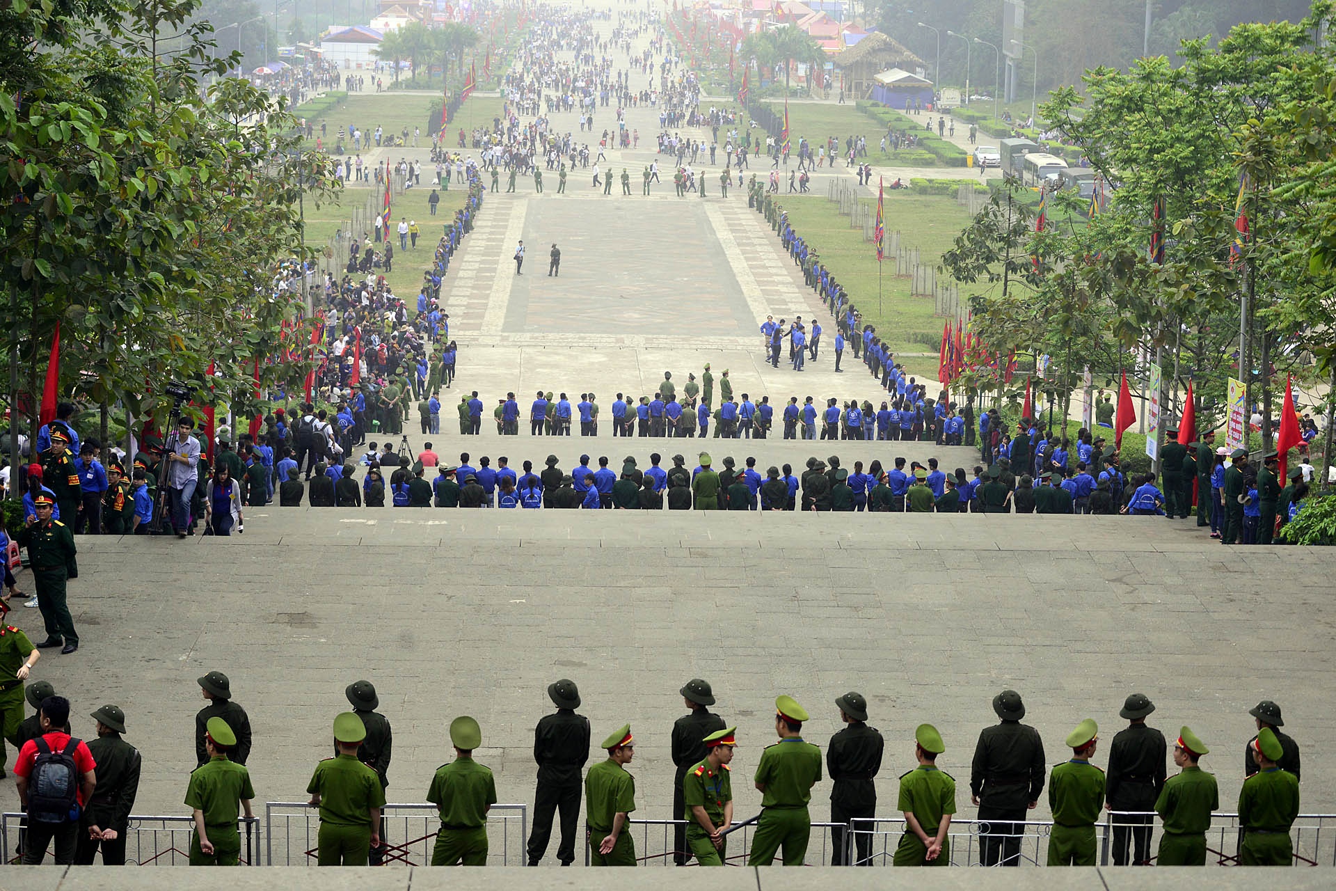 Lap 5 vong an ninh bao ve o Le hoi den Hung hinh anh