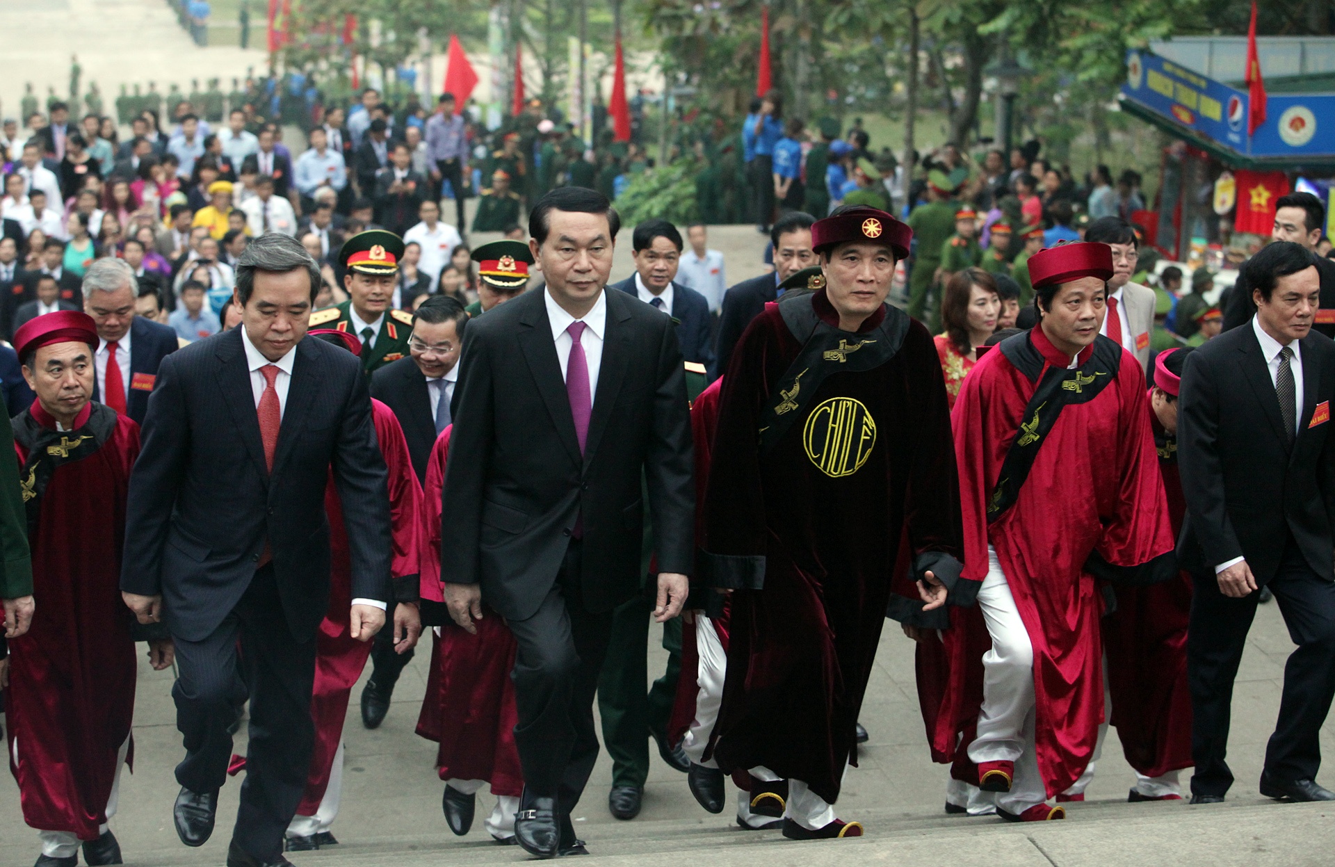 Le hoi den Hung anh 2