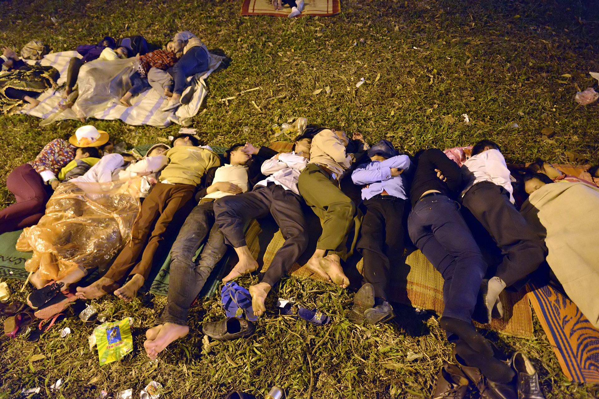 Phu bat lam chan ngu qua dem tai den Hung anh 3