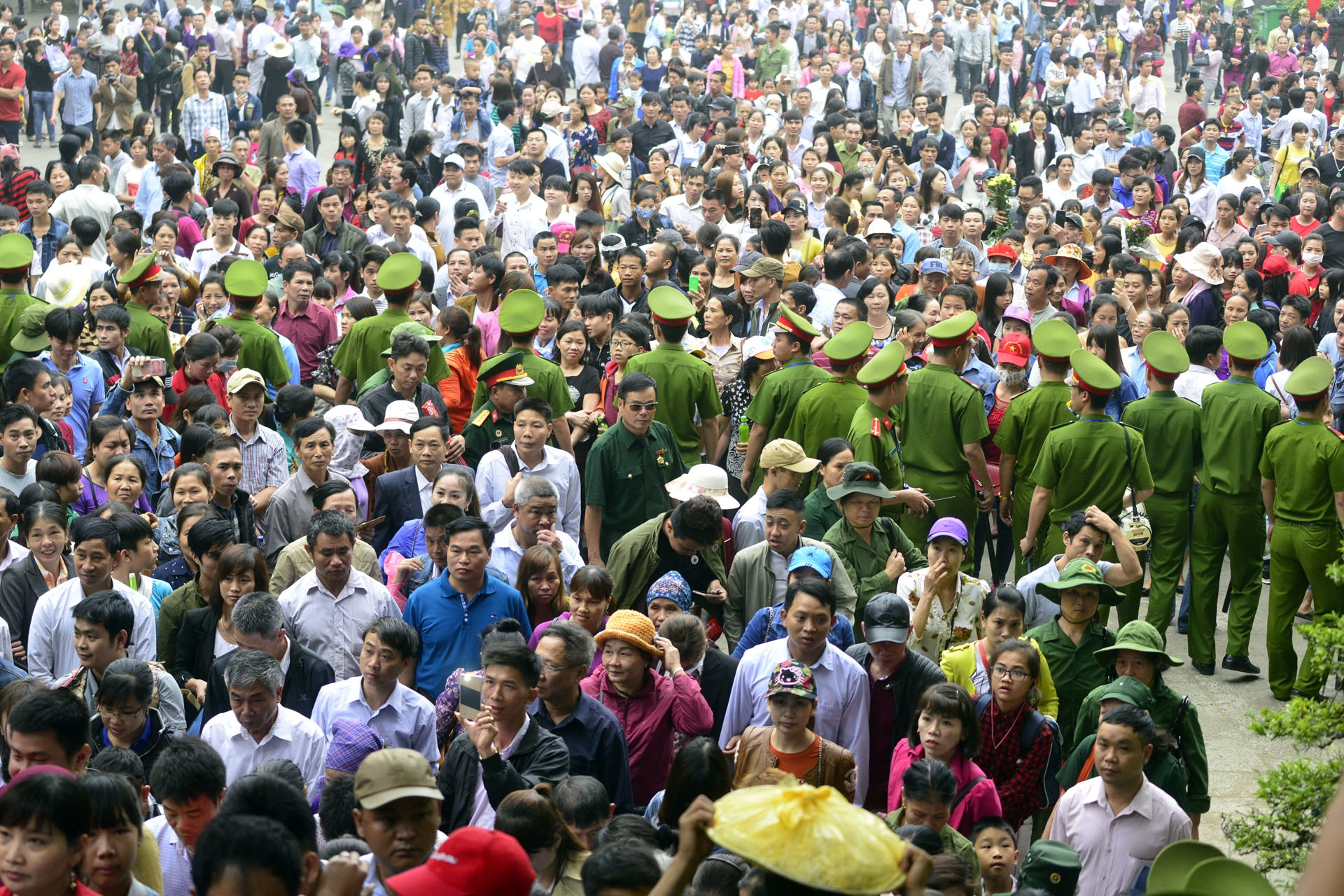 Le hoi den Hung anh 2