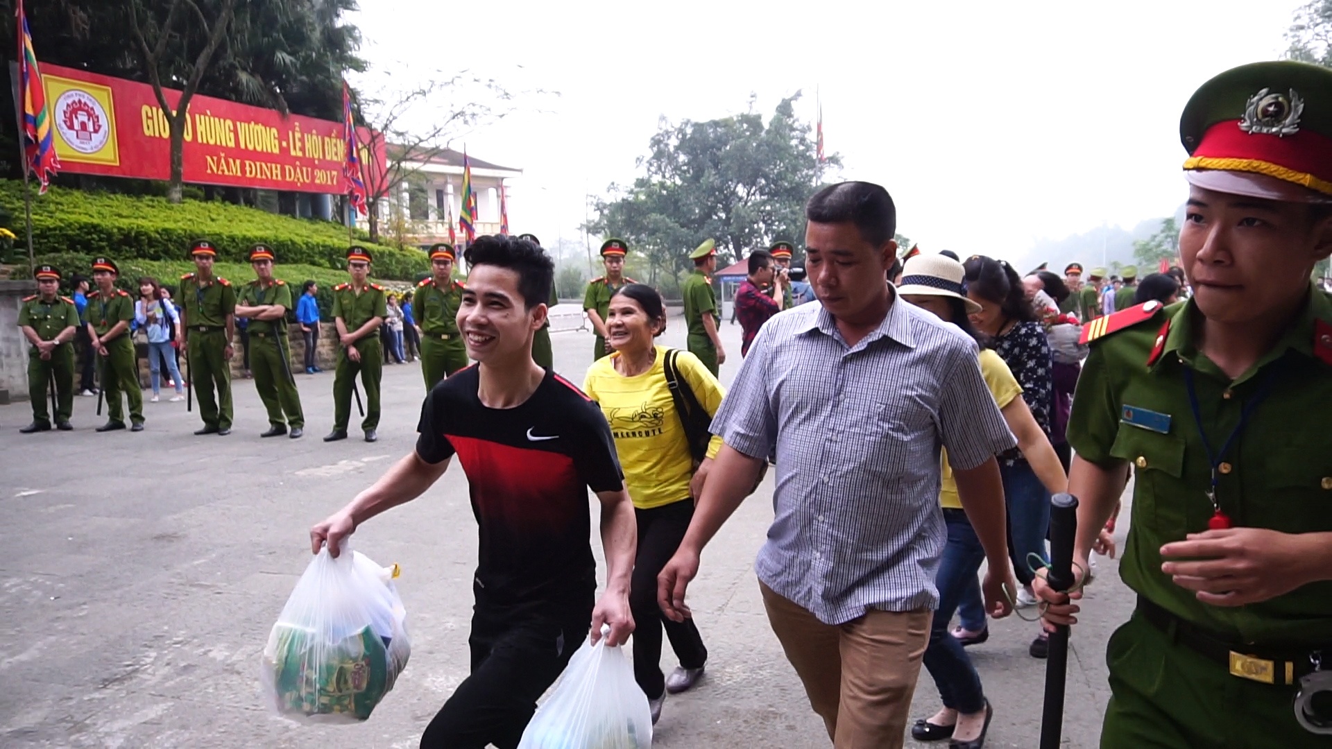 Luc luong cong an, sinh vien lam nhiem vu o le Gio To hinh anh