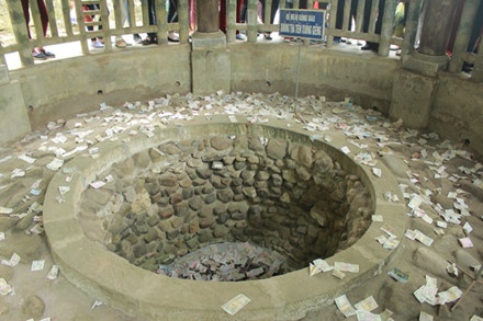 Nguoi dan dua nhau nem tien xuong Gieng Ngoc hinh anh