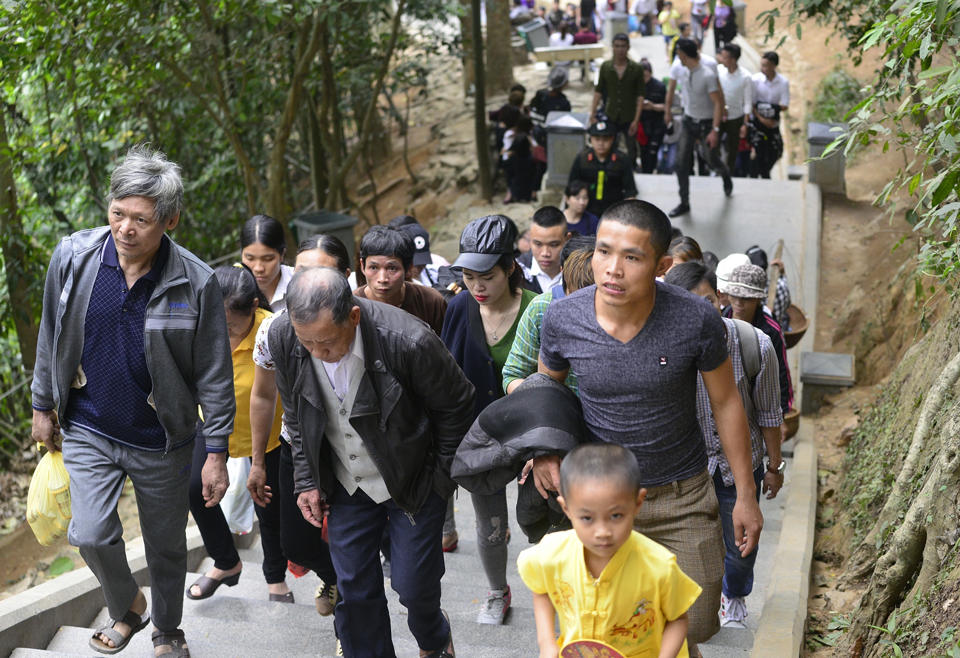 Den Hung truoc gio khai hoi hinh anh