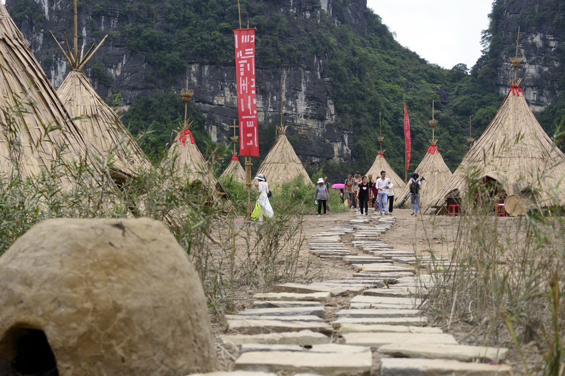 Can canh ngoi lang tho dan trong phim Dao dau lau anh 5