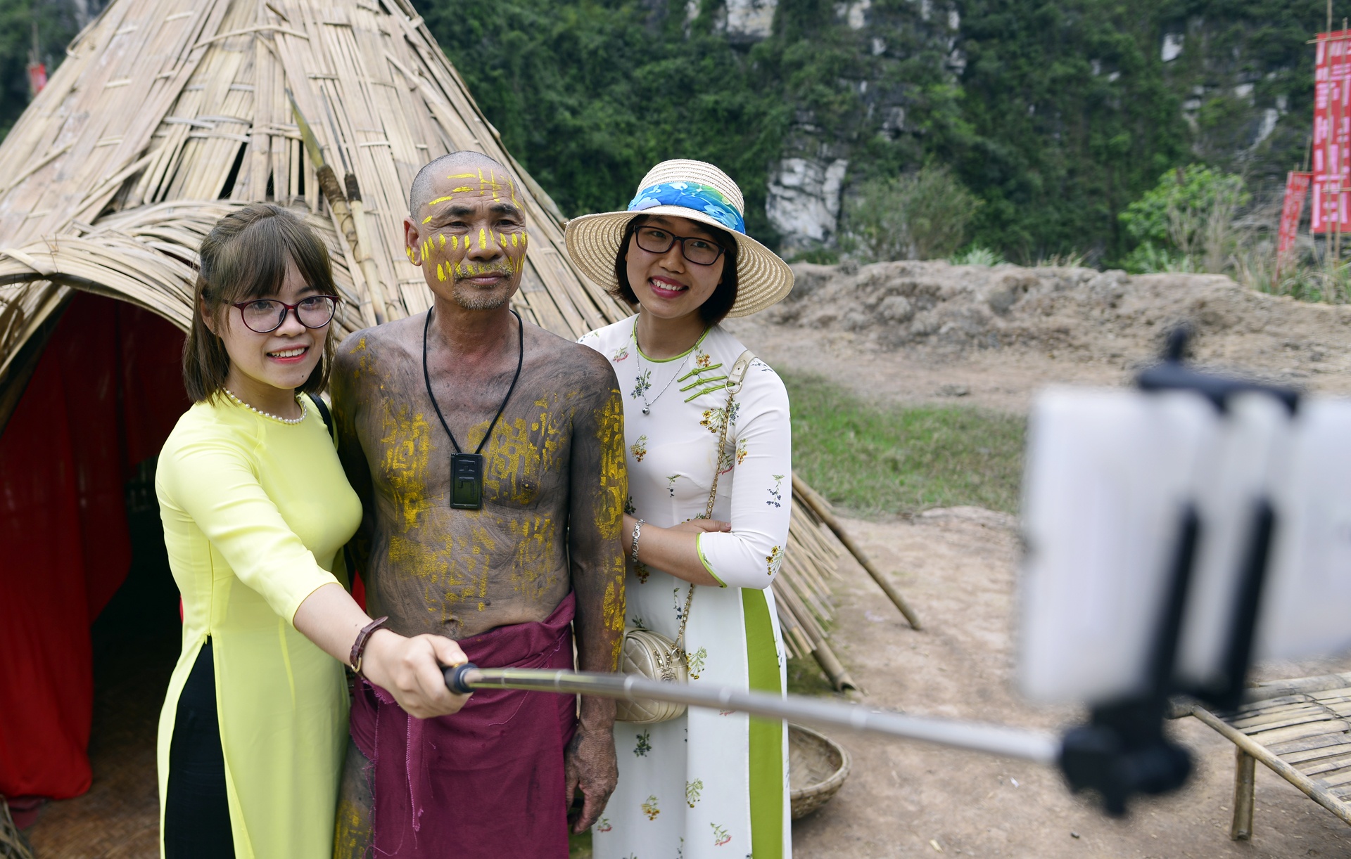 Can canh ngoi lang tho dan trong phim Dao dau lau anh 6