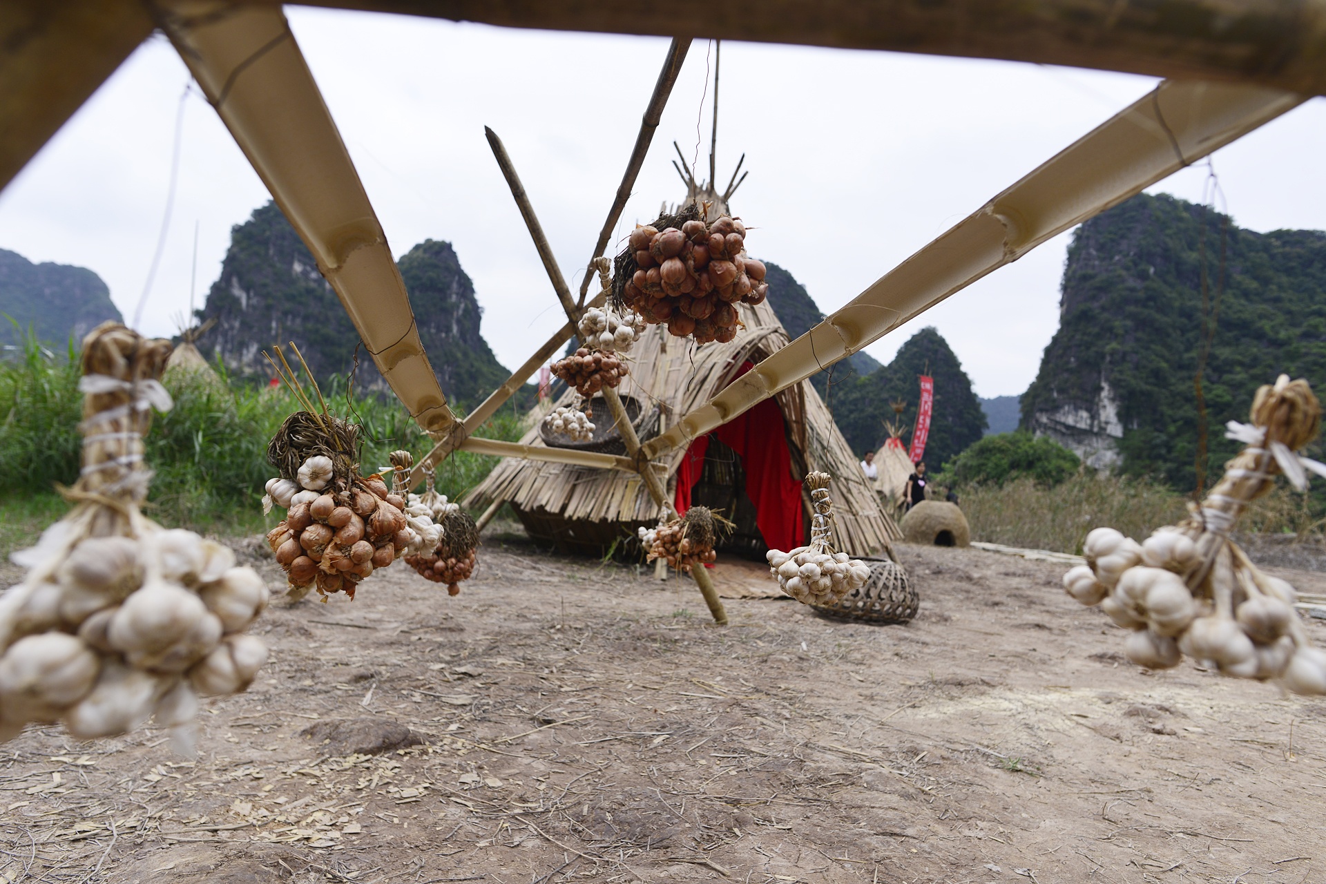 Can canh ngoi lang tho dan trong phim Dao dau lau anh 7