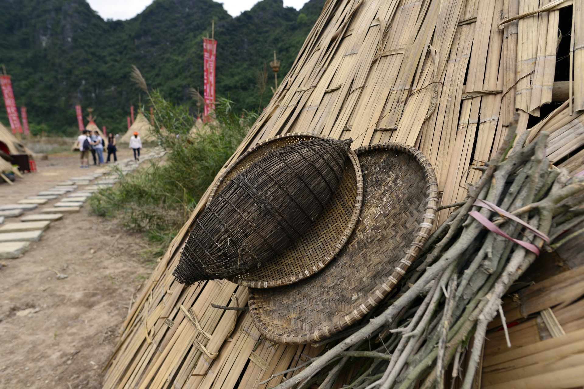 Can canh ngoi lang tho dan trong phim Dao dau lau anh 8