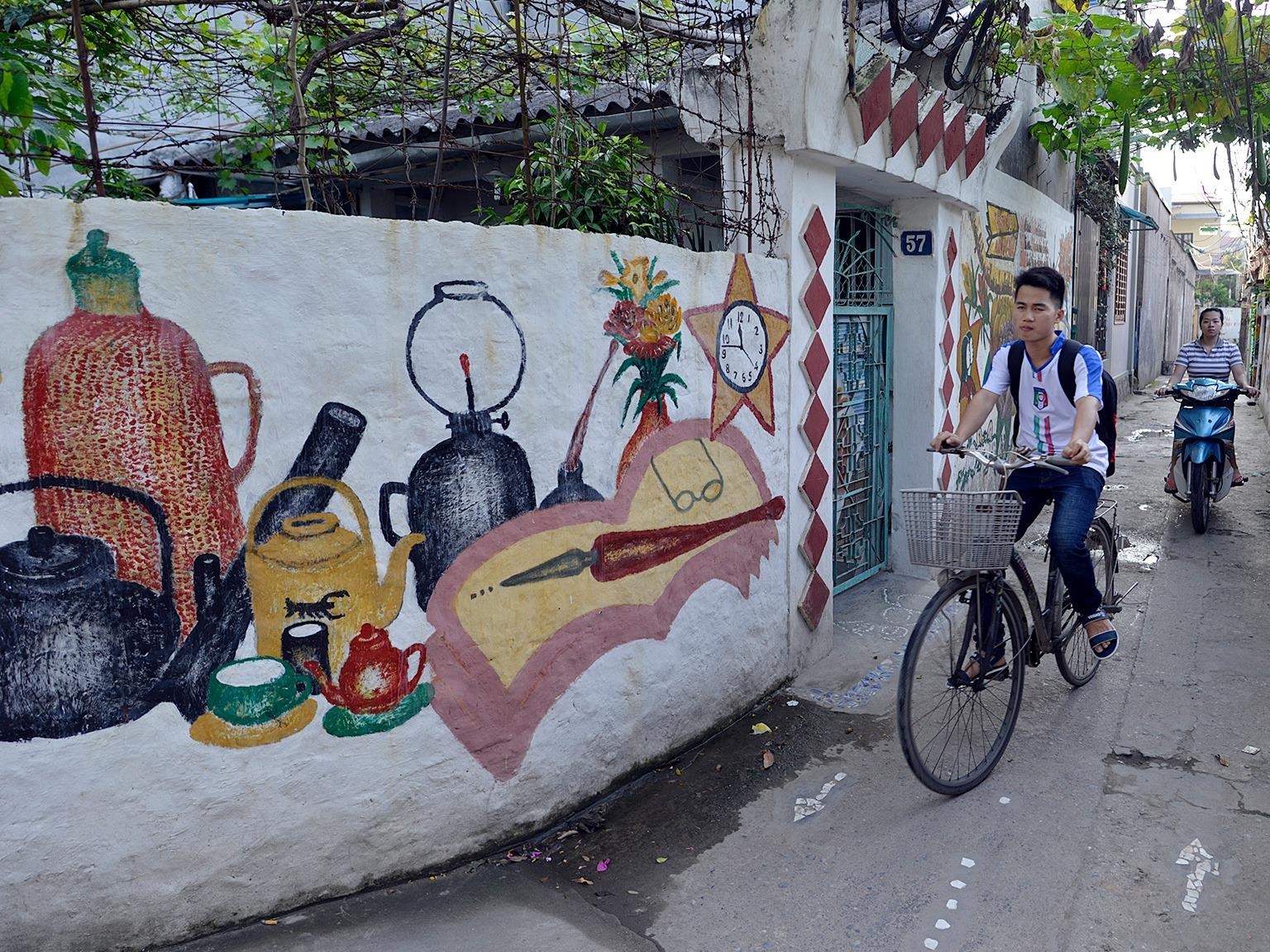 Cu ong gan 100 tuoi ve hang chuc buc tranh khap ngo pho hinh anh