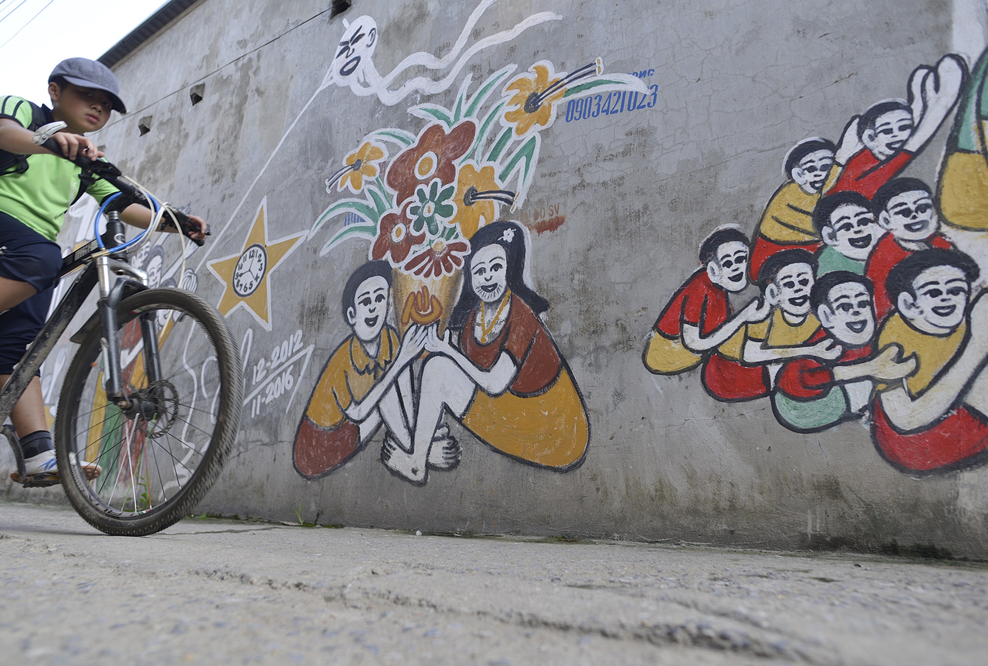 Con ngo tranh ve dac biet o Ha Noi hinh anh