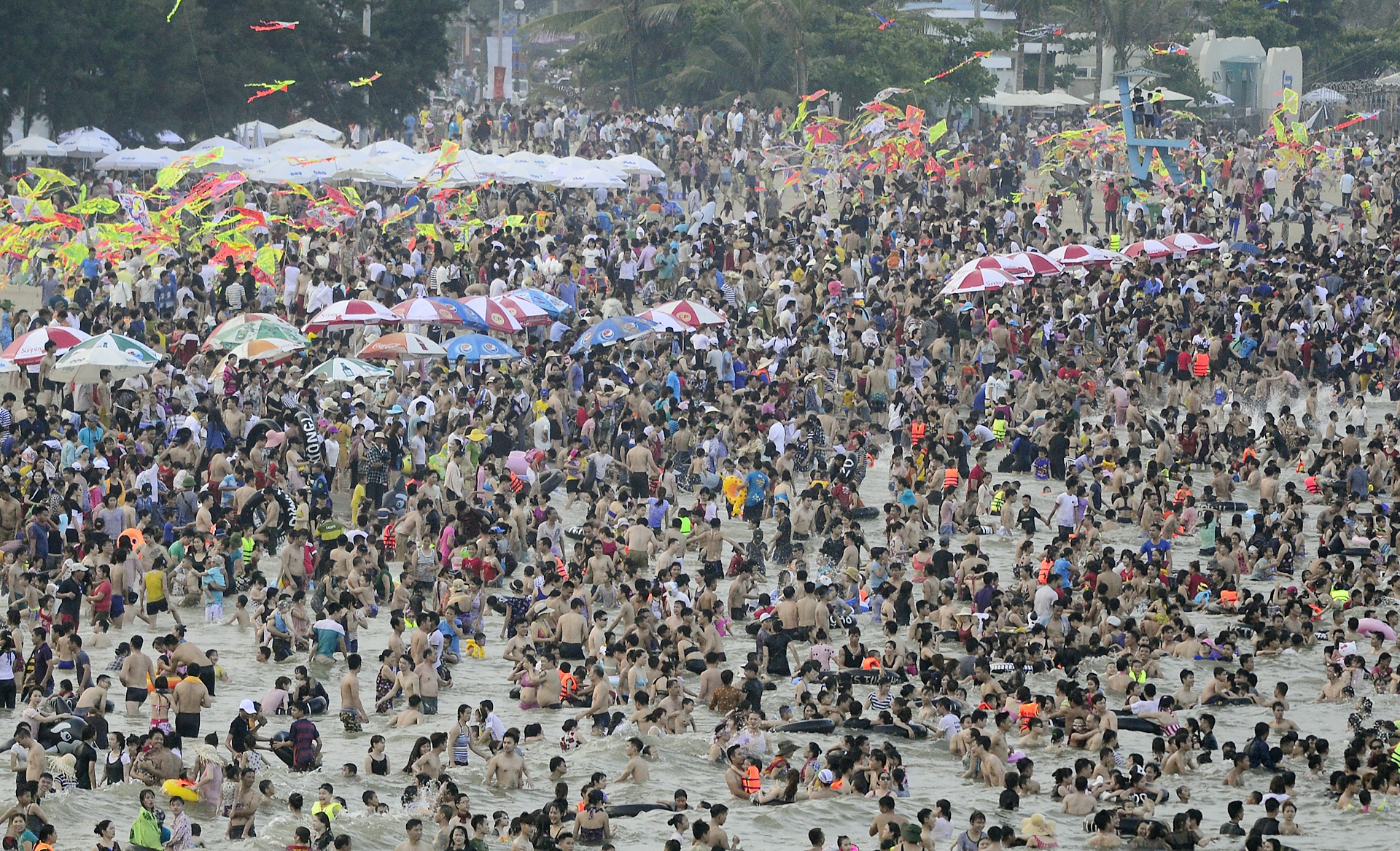 Bien nguoi chen chuc tam bien Sam Son hinh anh