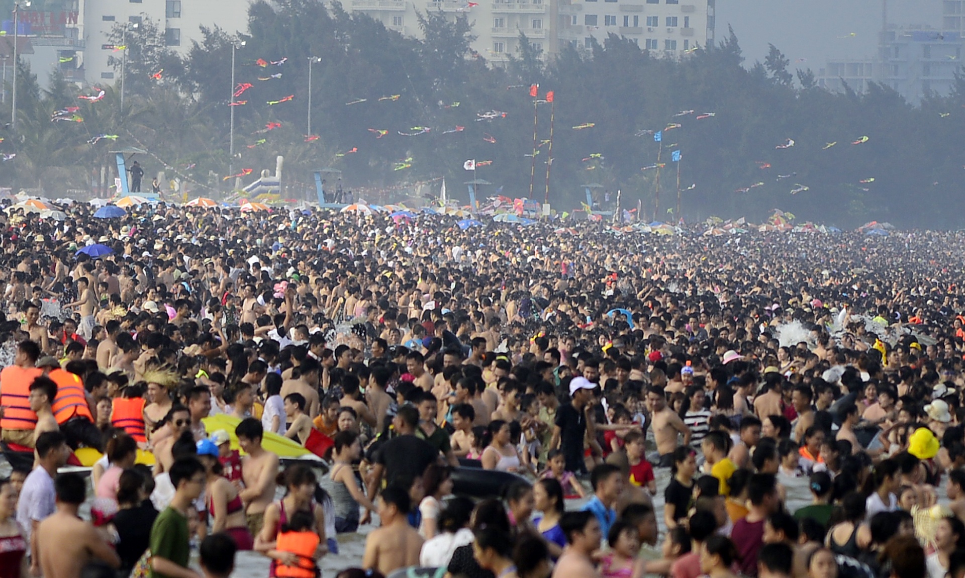 Bien nguoi chen chuc o Sam Son hinh anh