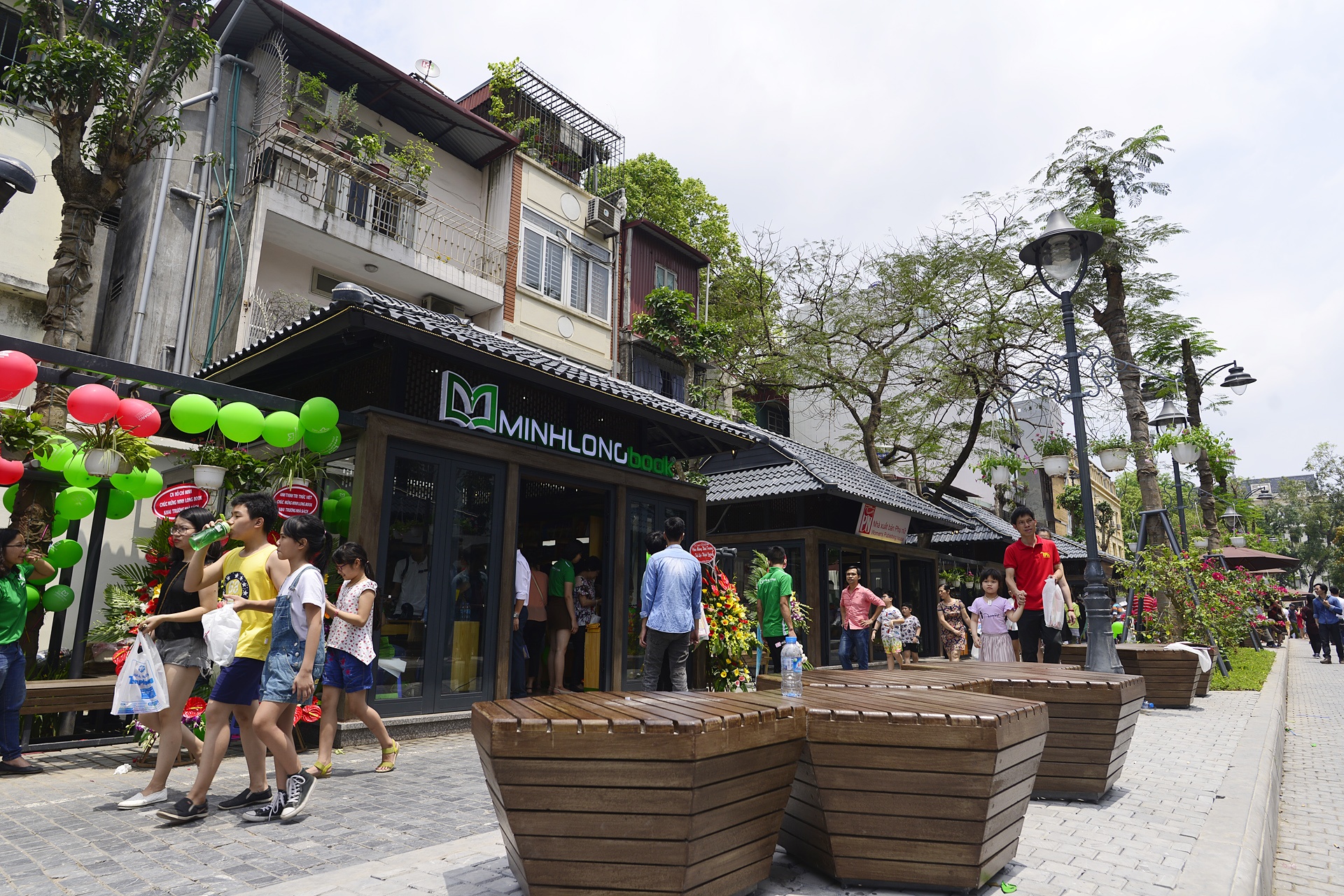 Bai do xe 'lot xac' tro thanh Pho sach dau tien cua Ha Noi hinh anh