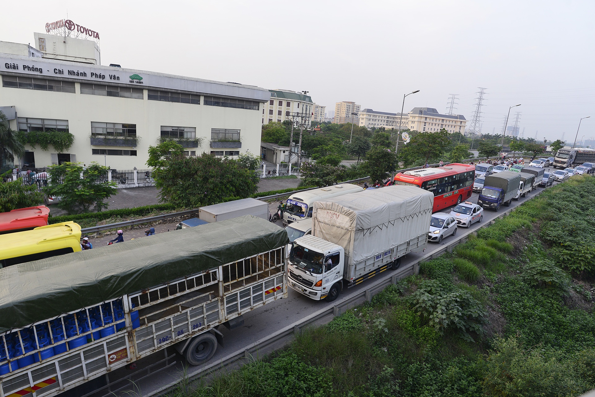 Cua ngo phia Nam Ha Noi un u sau dot nghi le anh 4