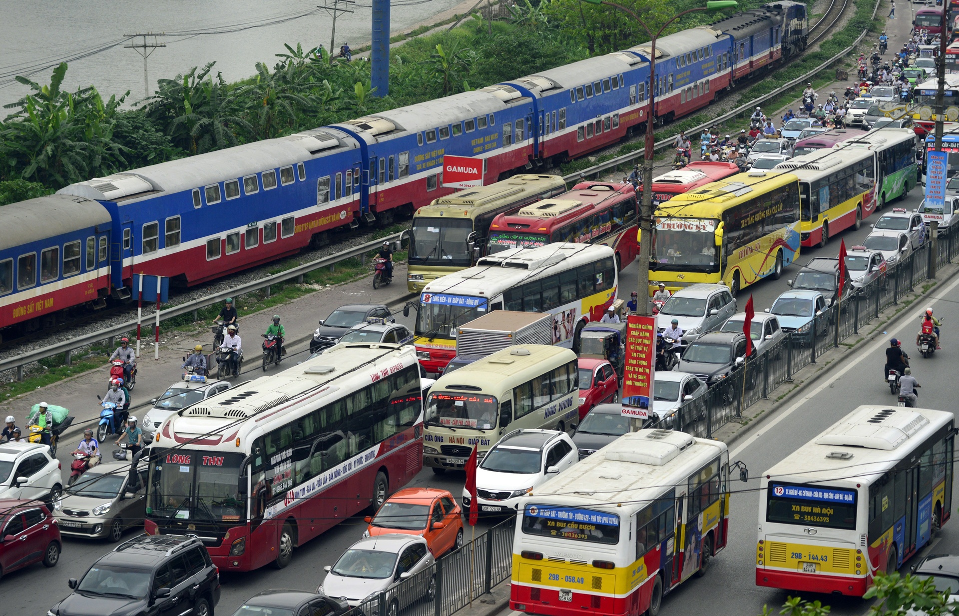 Cua ngo phia Nam Ha Noi un u sau dot nghi le anh 1