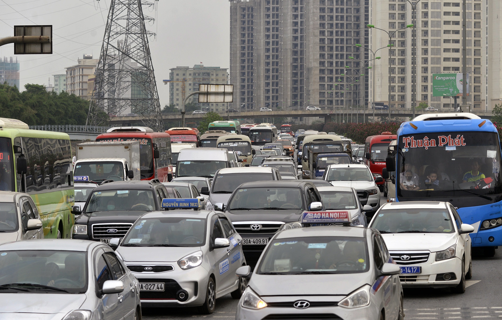 Cua ngo phia Nam Ha Noi un u sau dot nghi le anh 2