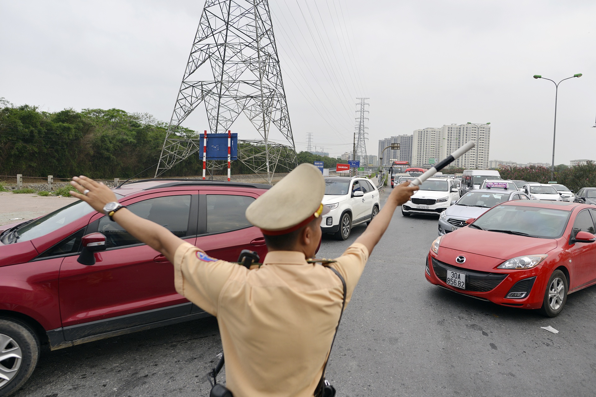 Cua ngo phia Nam Ha Noi un u sau dot nghi le anh 3