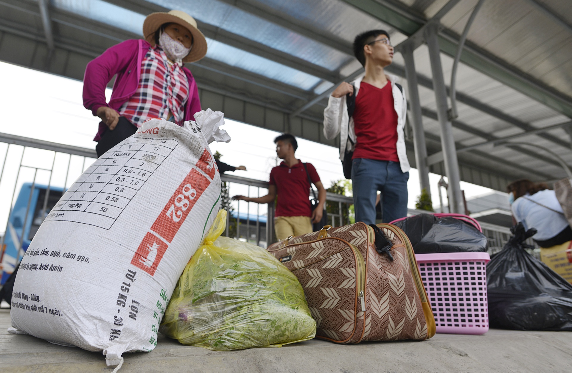 Cua ngo phia Nam Ha Noi un u sau dot nghi le anh 10