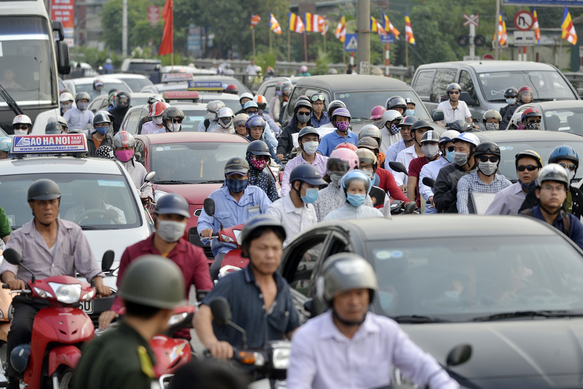 Giao thong un u sau ky nghi le o Ha Noi hinh anh