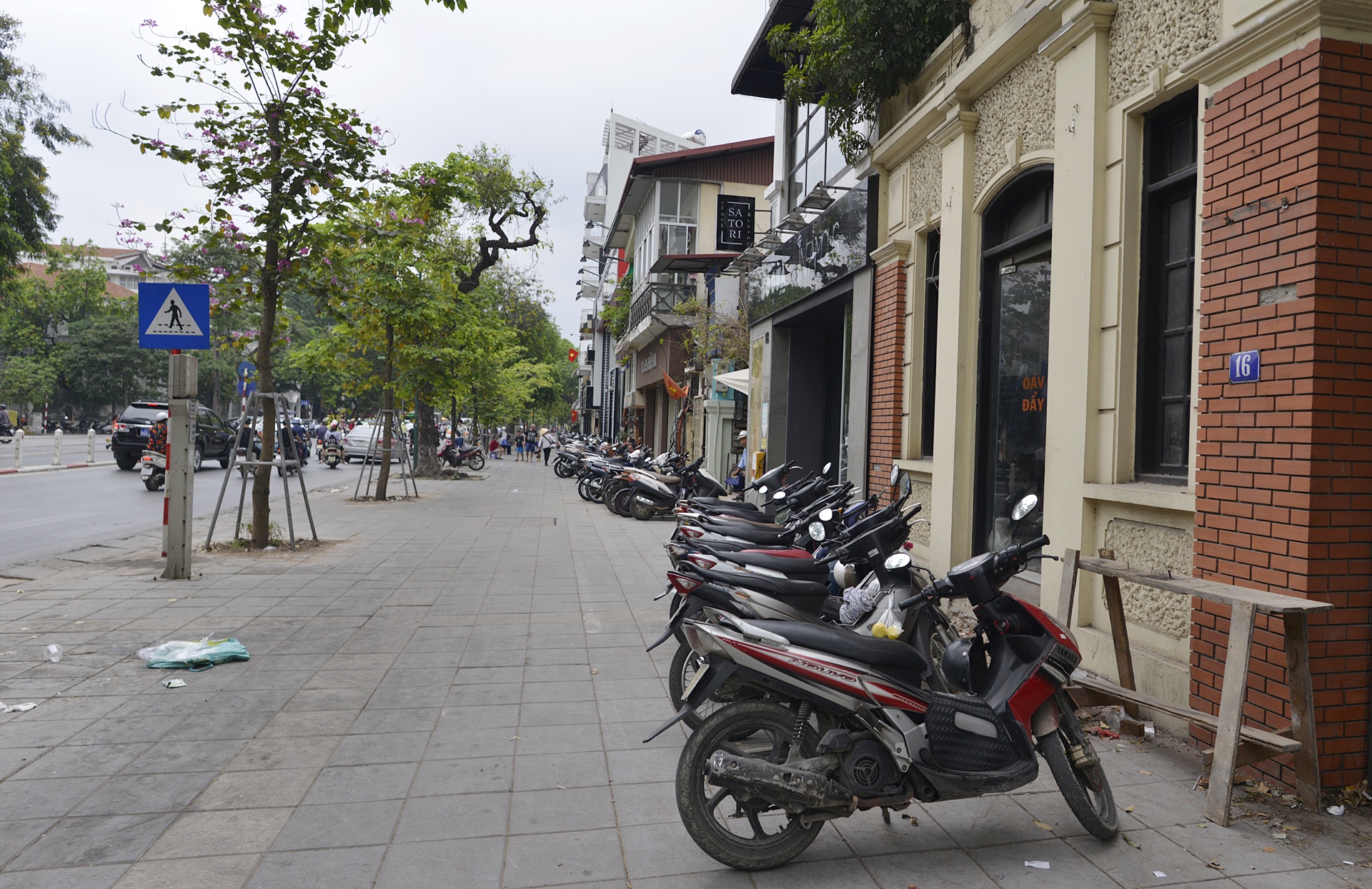 via he ha noi thong thoang sau khi don via he anh 10