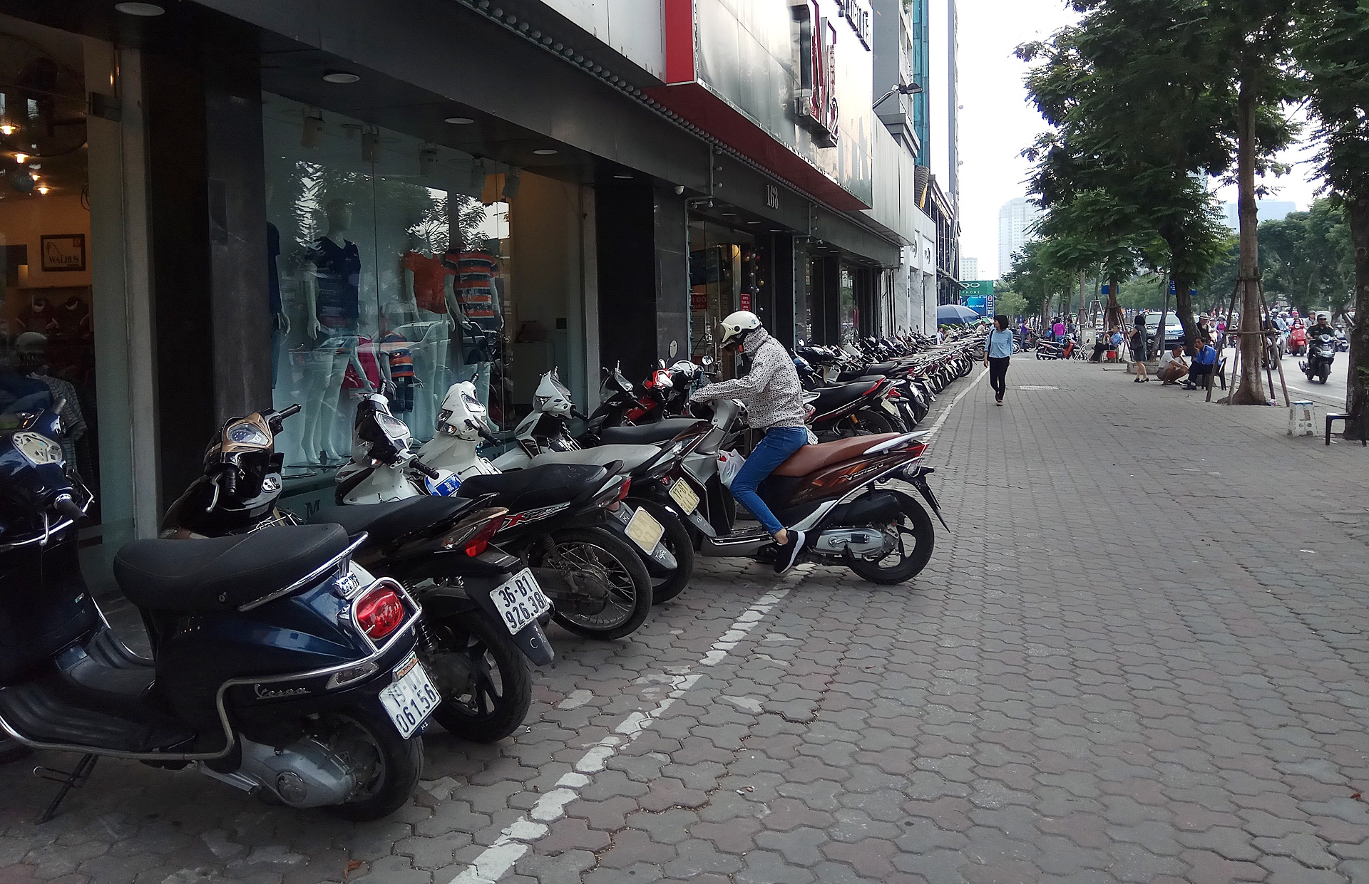 via he ha noi thong thoang sau khi don via he anh 11