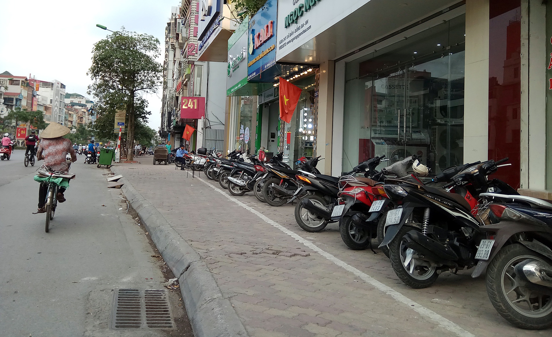 via he ha noi thong thoang sau khi don via he anh 13