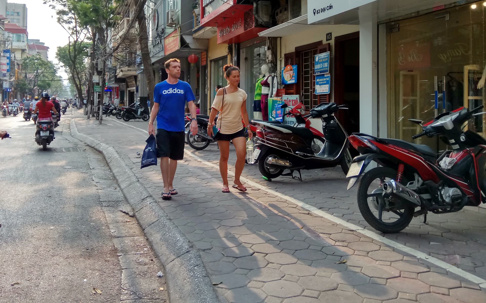 via he ha noi thong thoang sau khi don via he anh 14