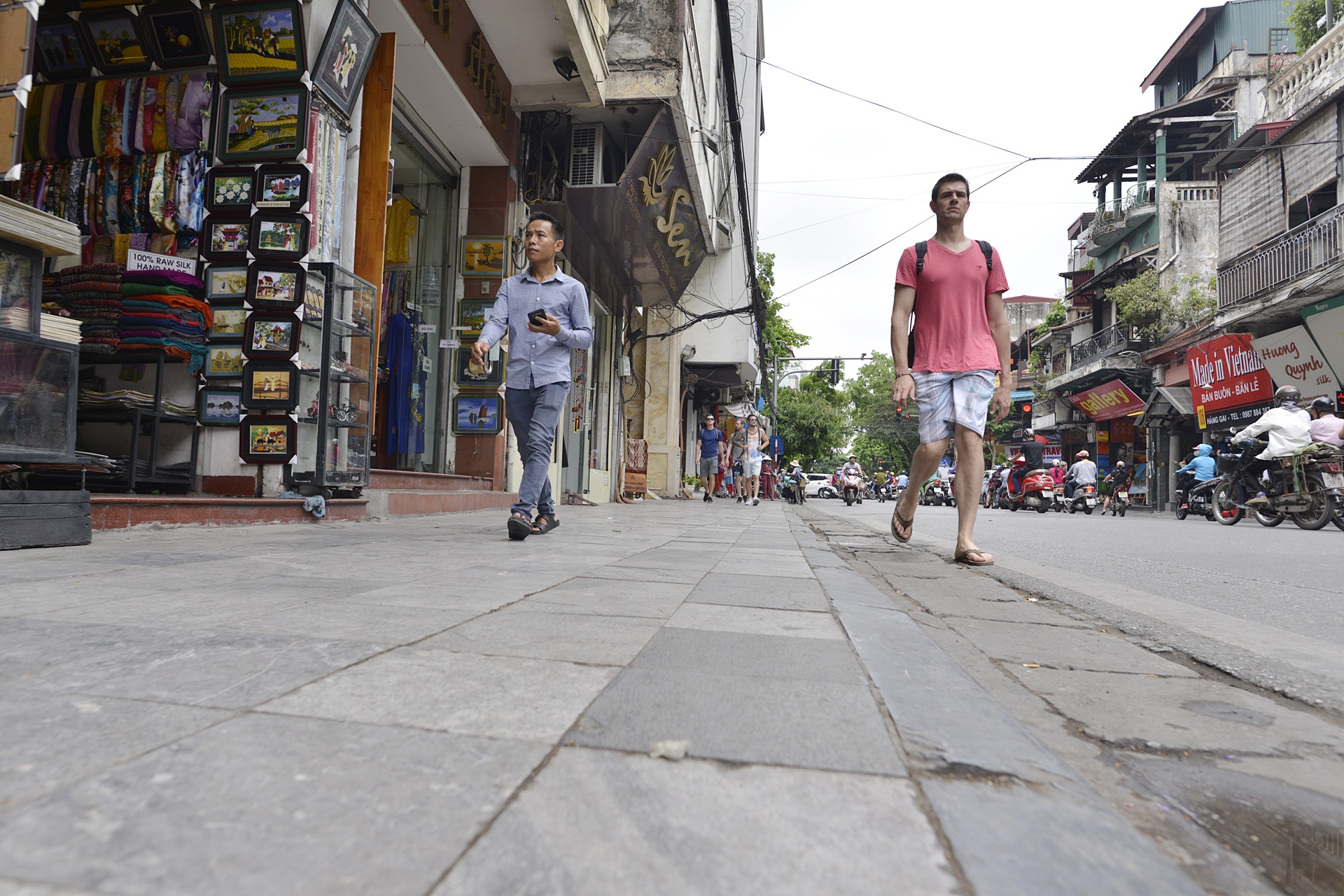 via he ha noi thong thoang sau khi don via he anh 1