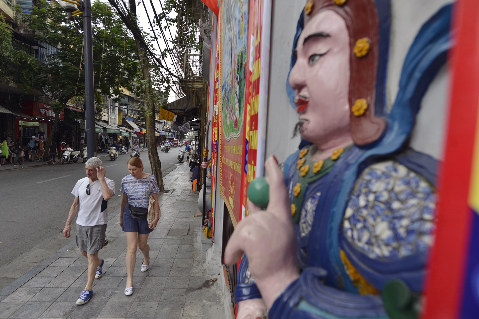 via he ha noi thong thoang sau khi don via he anh 3