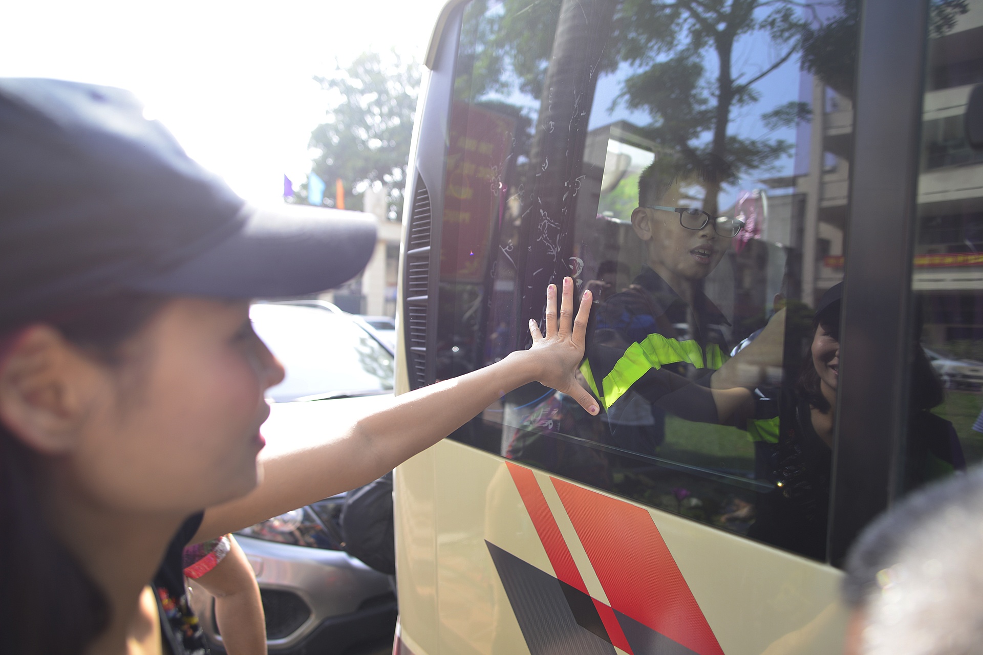 Canh tre nho chia tay bo me di 'linh' anh 9