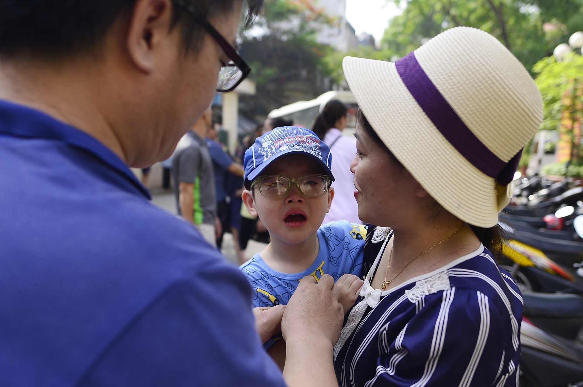 Canh tre nho chia tay bo me di 'linh' anh 10