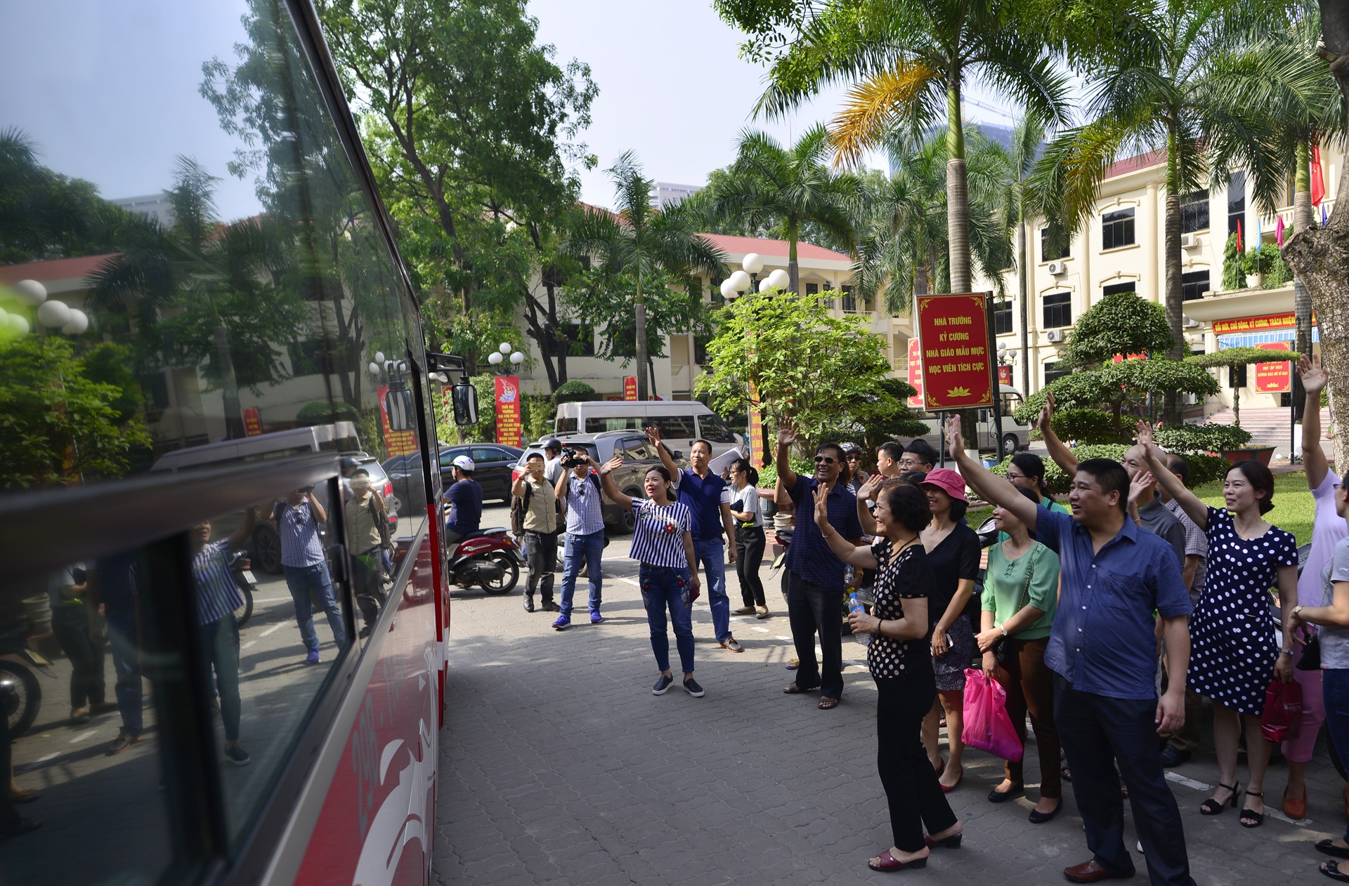 Canh tre nho chia tay bo me di 'linh' anh 11