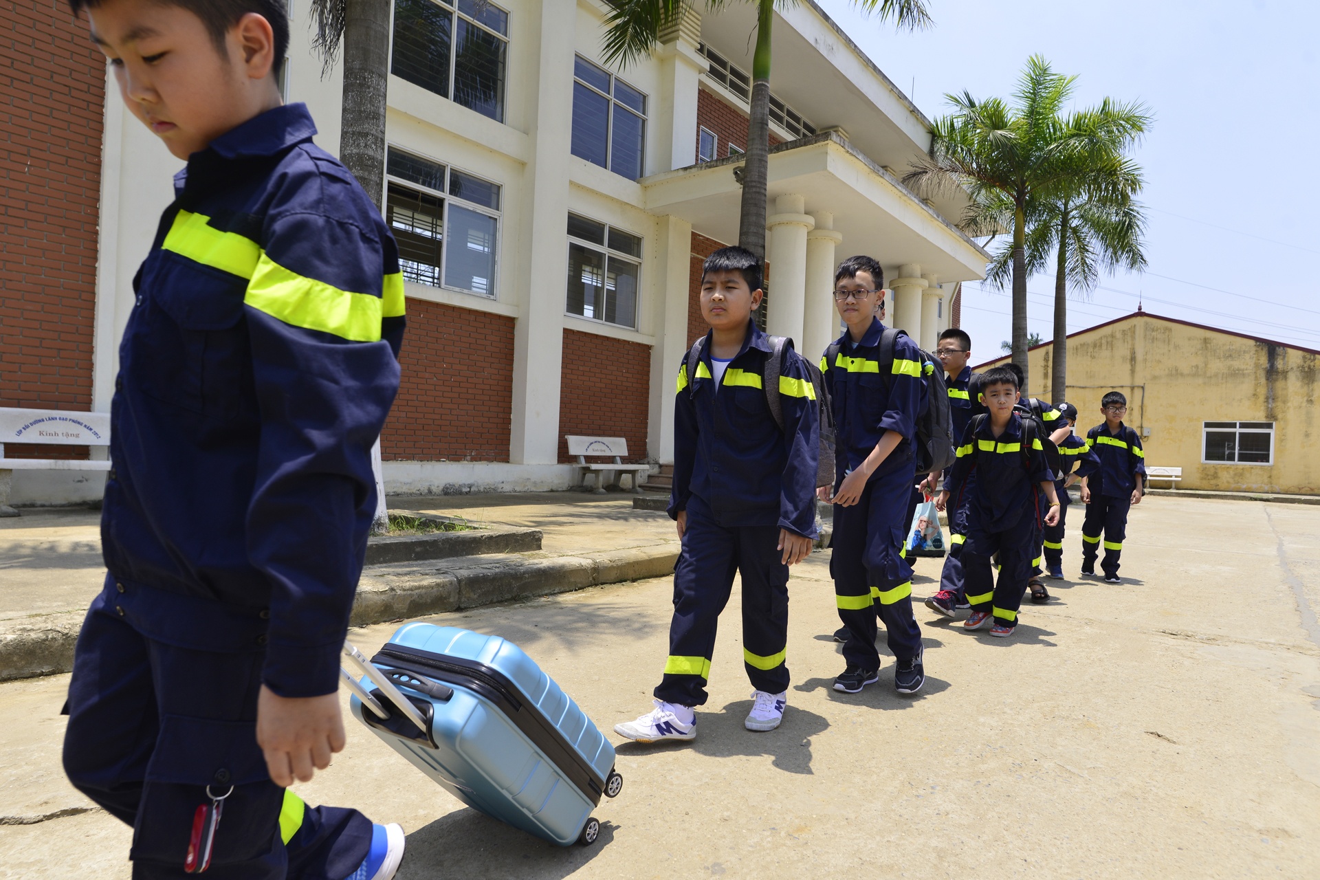 Canh tre nho chia tay bo me di 'linh' anh 13