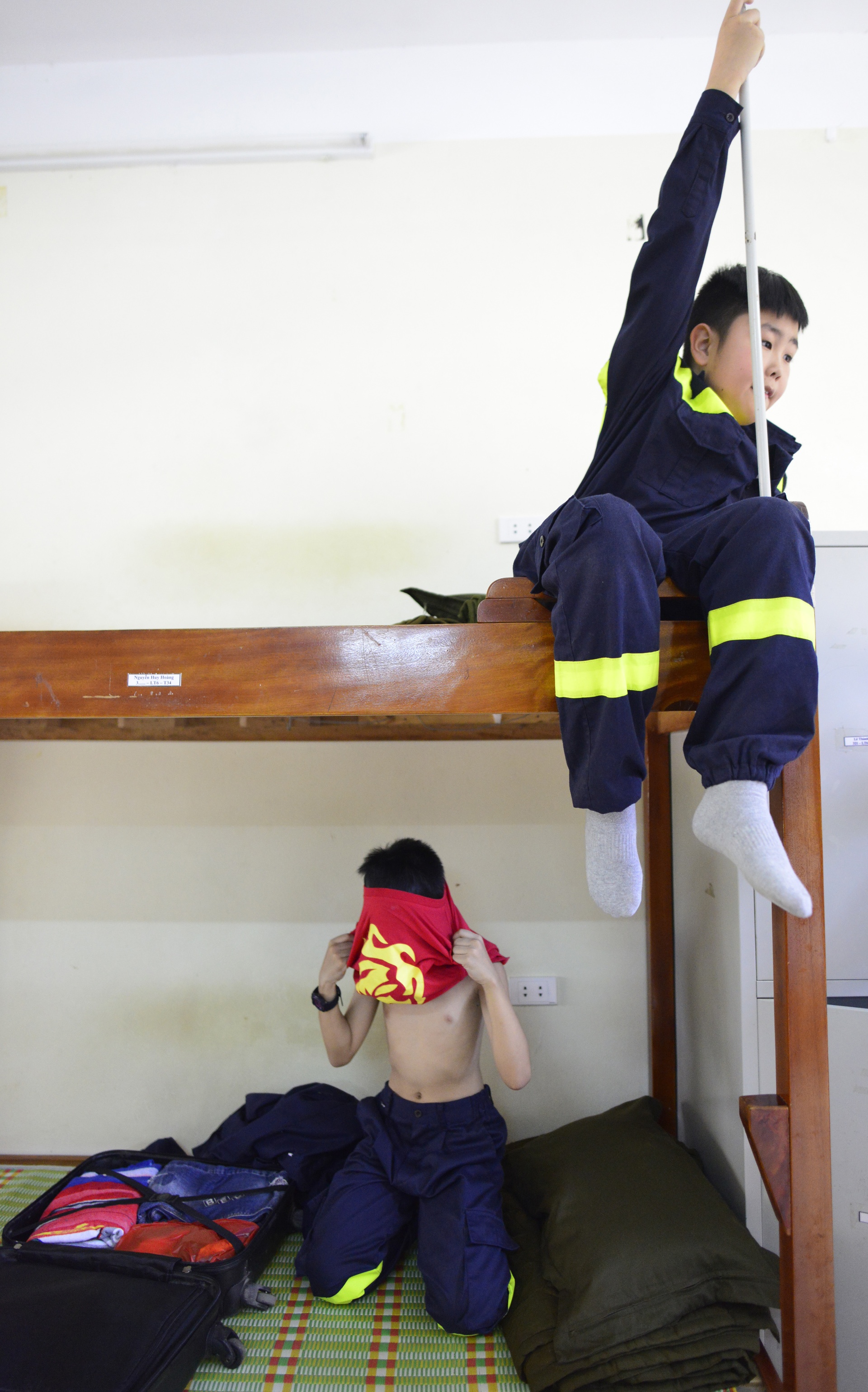 Canh tre nho chia tay bo me di 'linh' anh 14