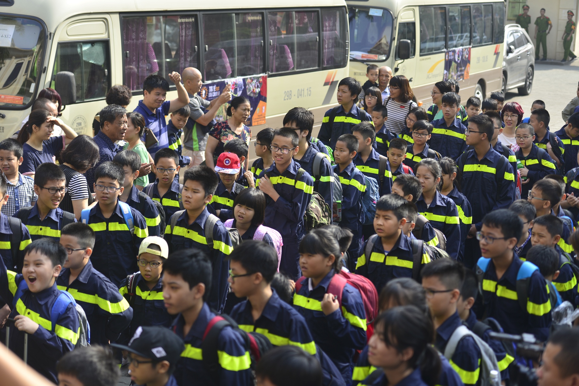 Canh tre nho chia tay bo me di 'linh' anh 1